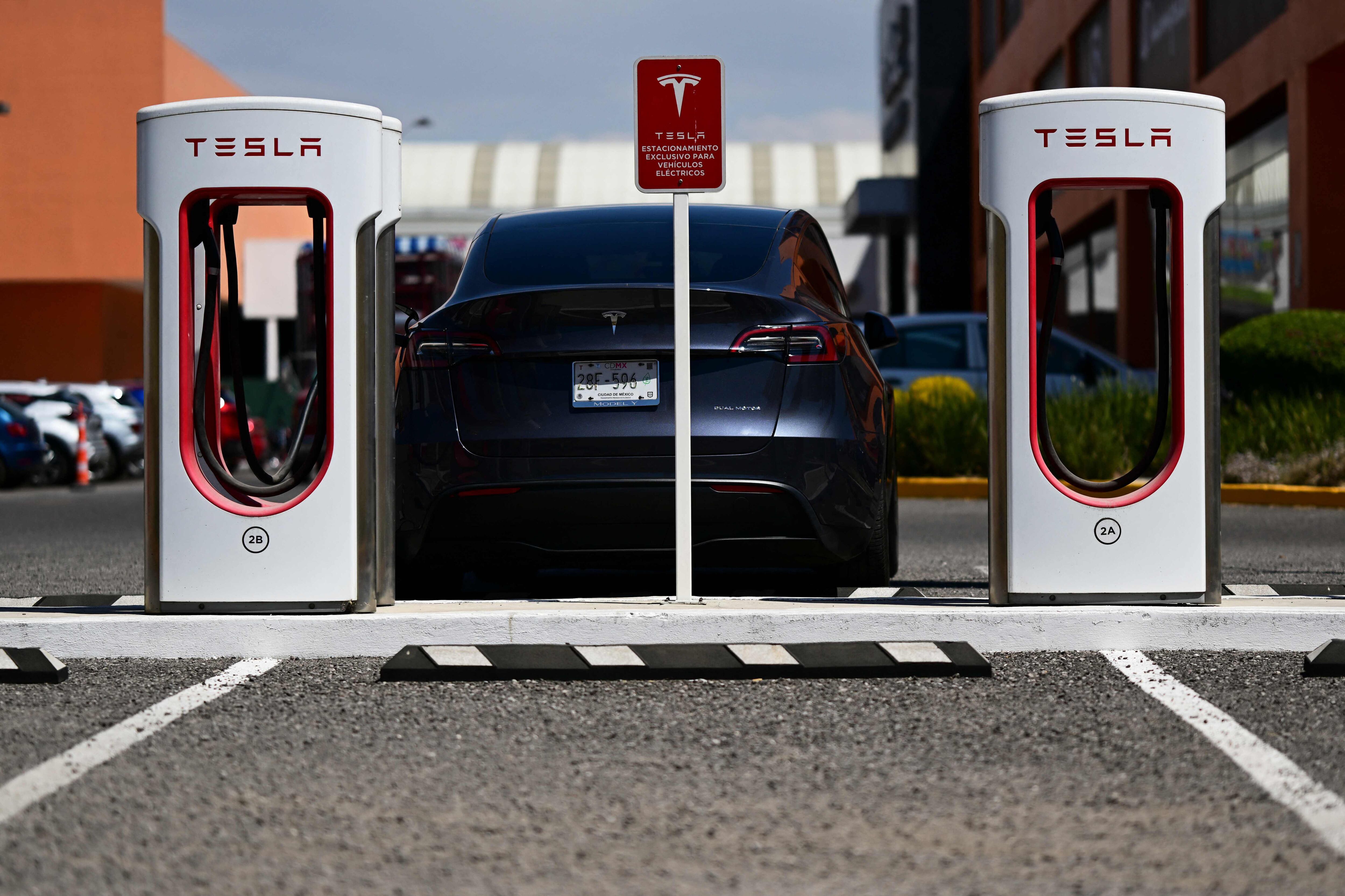 Una estación de carga de vehículos Tesla para autos eléctricos en el estacionamiento de un centro comercial en Puebla, México. Fotografía: 