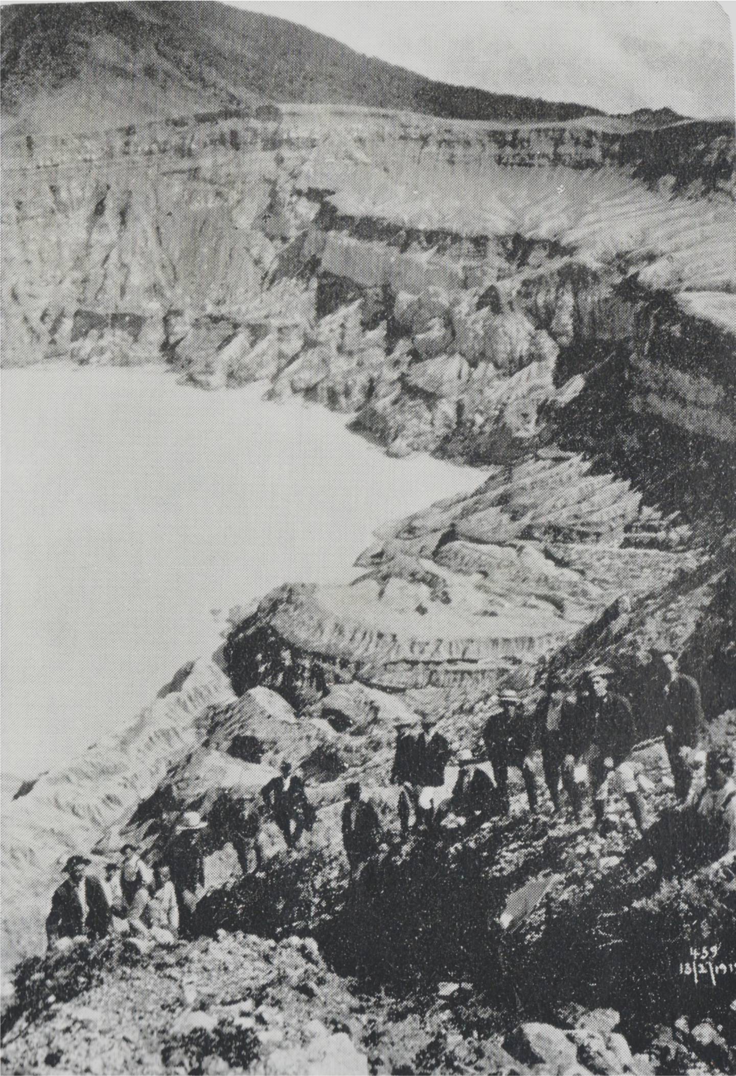 Esta reproducción de una foto  captada en 1918,  permite observar un grupo de personas dentro del cráter  activo del volcán Poás: Foto: Tomada del Boletín de Fomento, suministrada por Mauricio Mora/RSN.
