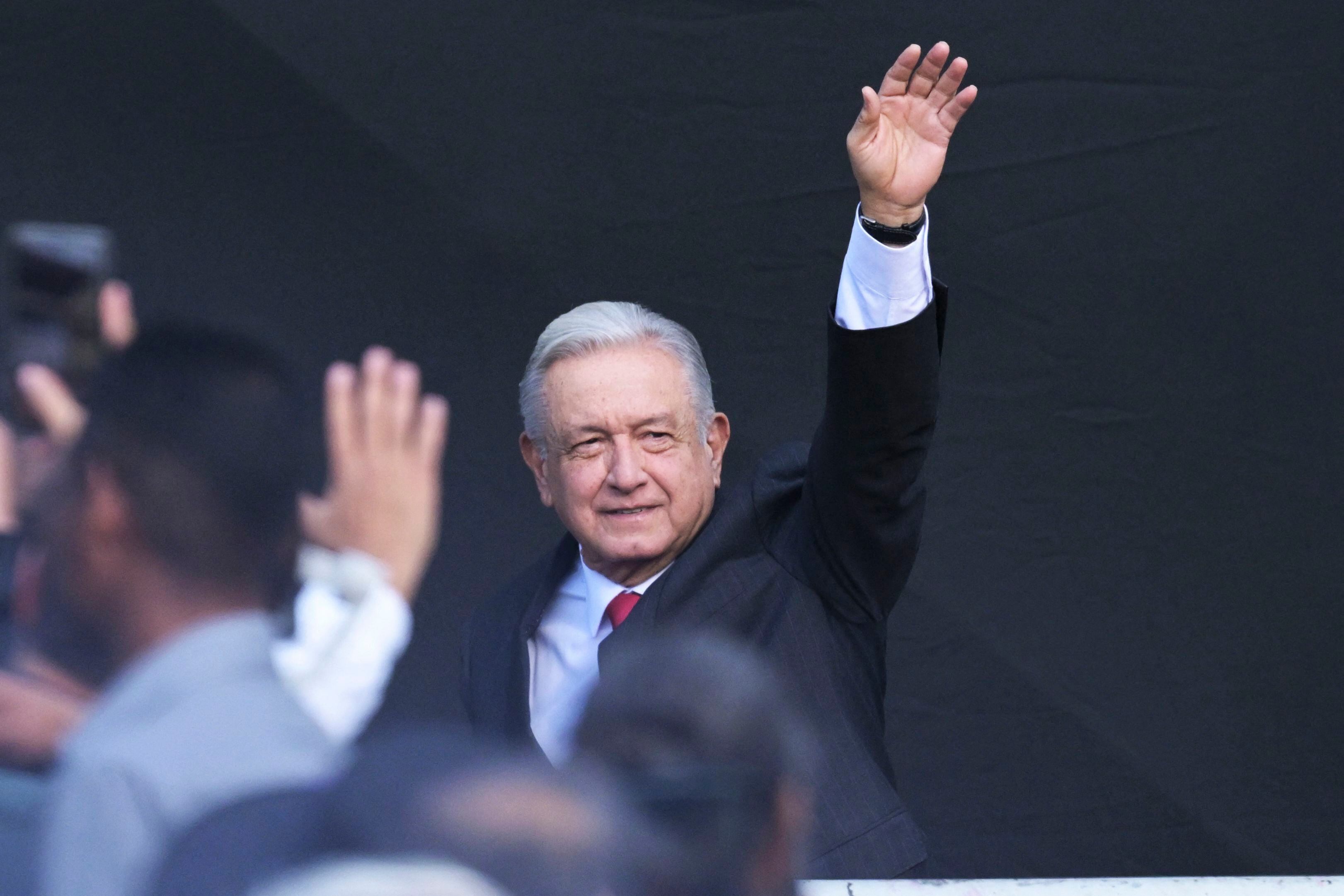 El presidente mexicano, Andrés Manuel López Obrador, saluda a sus simpatizantes. 