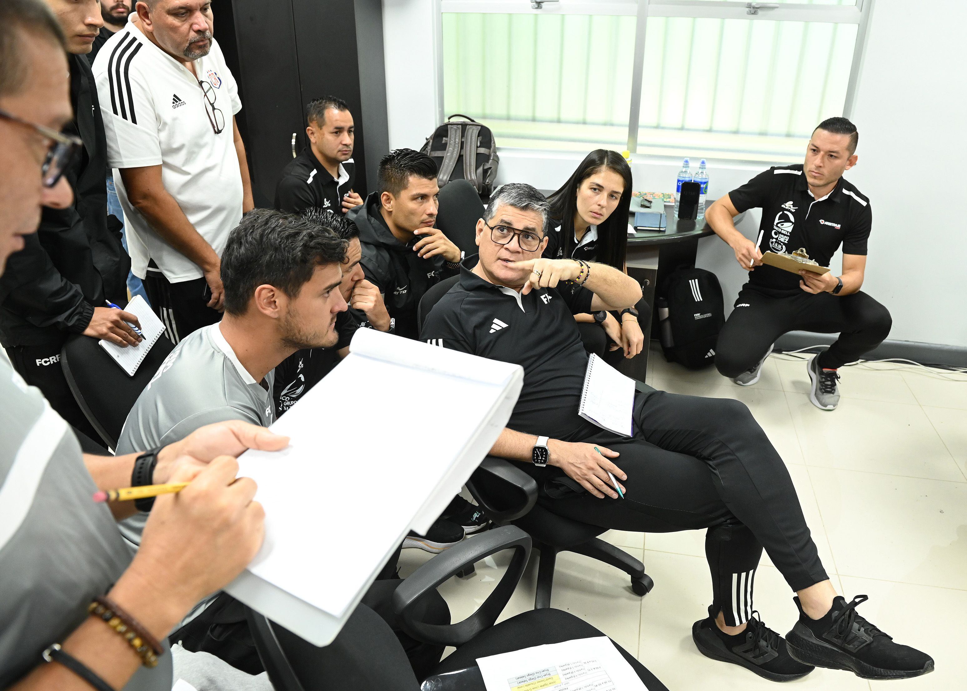 El instructor FIFA, Óscar Julián Ruiz (centro, sentado) estuvo supervisando el trabajo de los árbitros de Costa Rica, para implementar el VAR. 