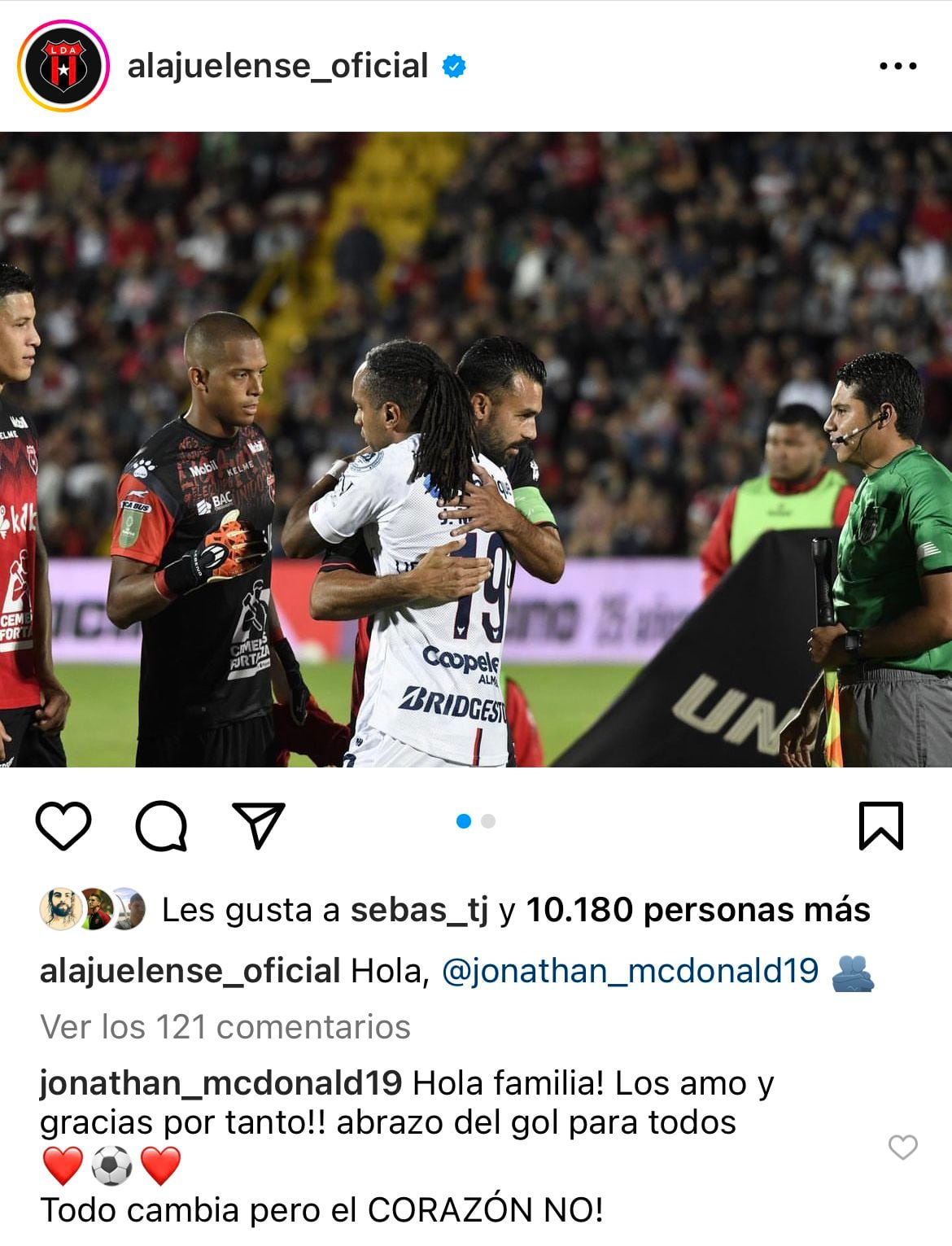 Este fue el intercambio de mensajes entre Alajuelense y Jonathan McDonald en Instagram.