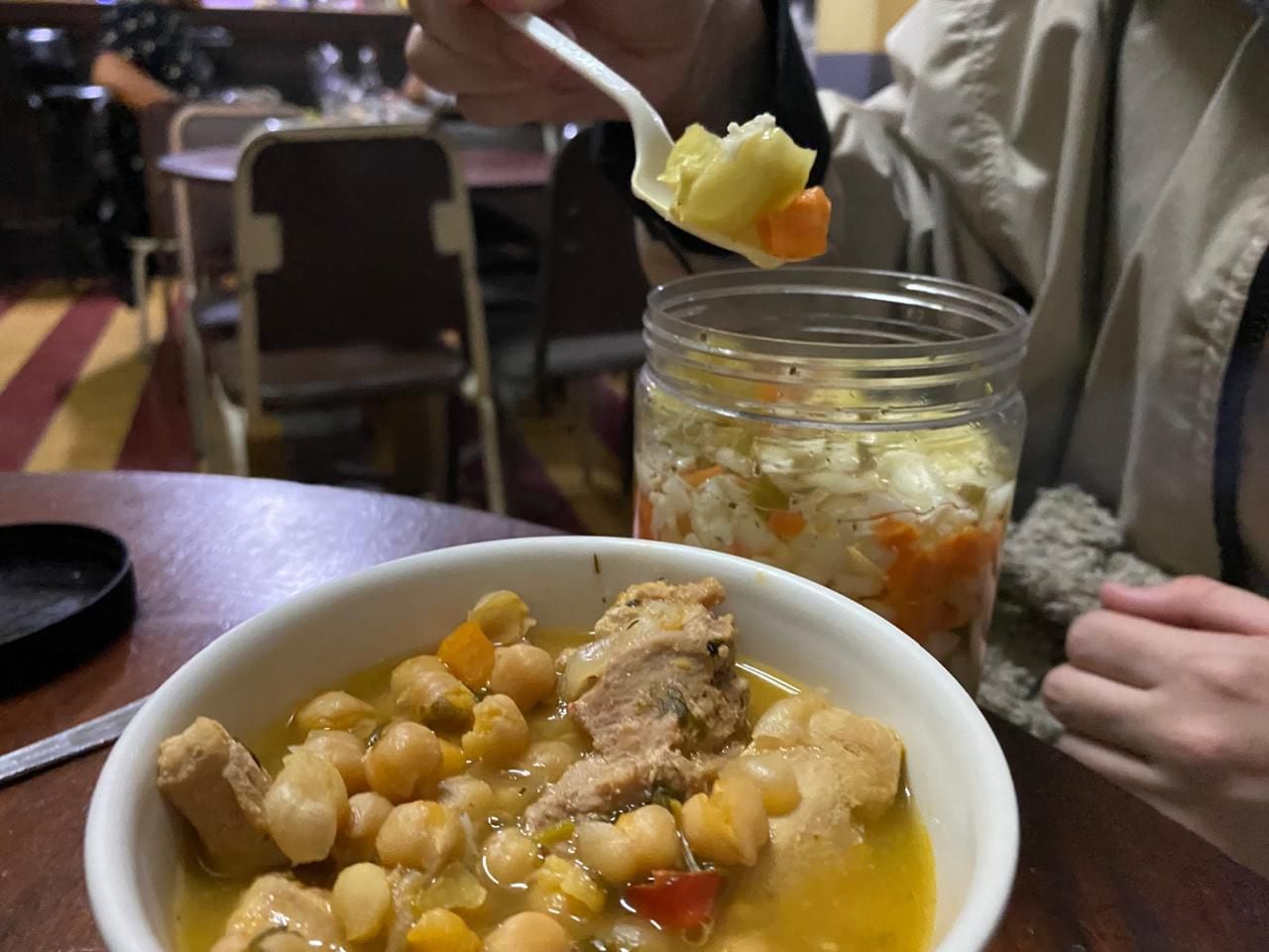 Los garbanzos son parte del conciso y preciso menú de la cantina La Bohemia, en San José. Foto: del autor.