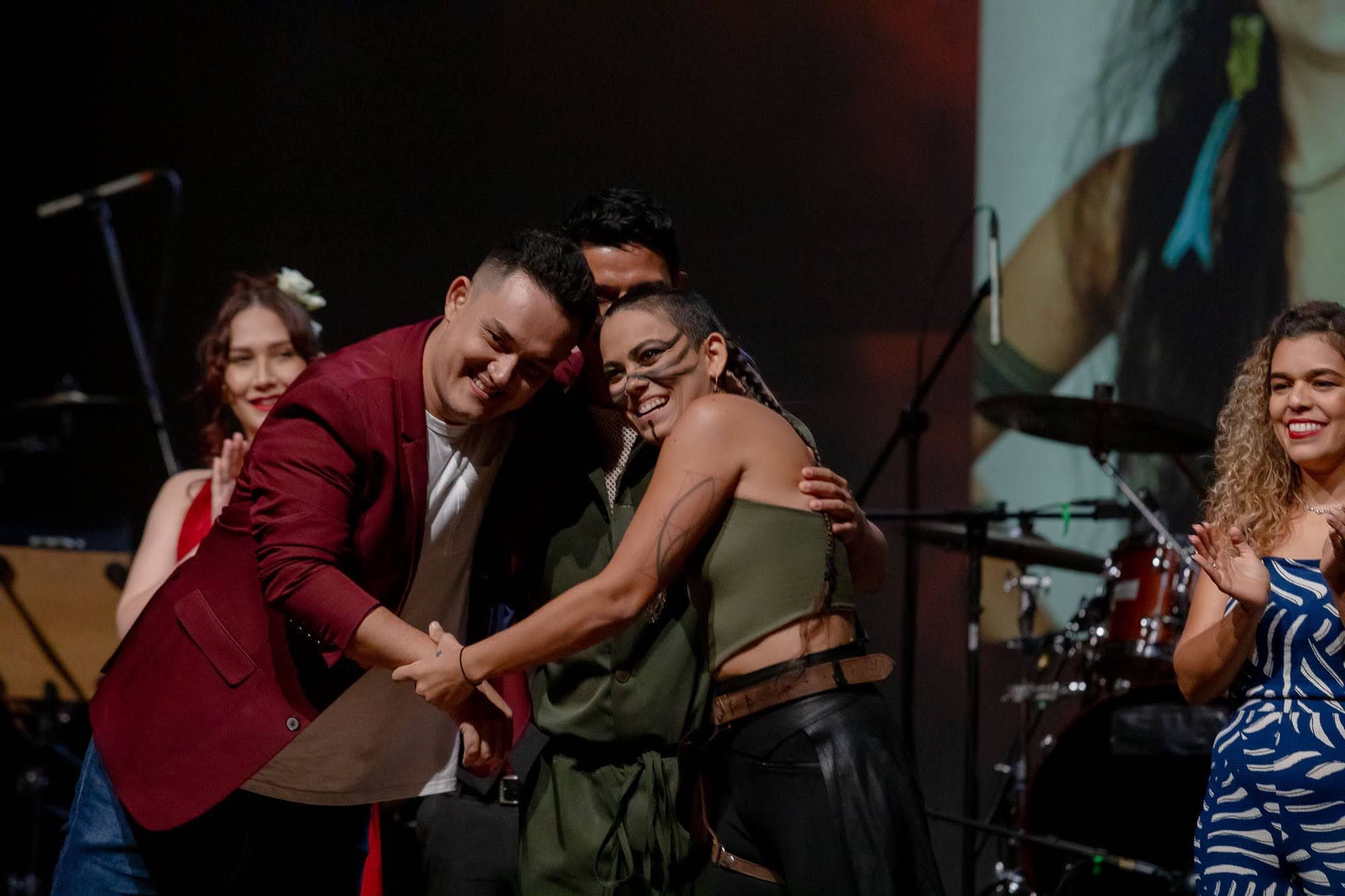 Los finalistas del Festival Nacional de la Canción se fundieron en un fuerte abrazo antes de conocer el nombre del artista ganador.