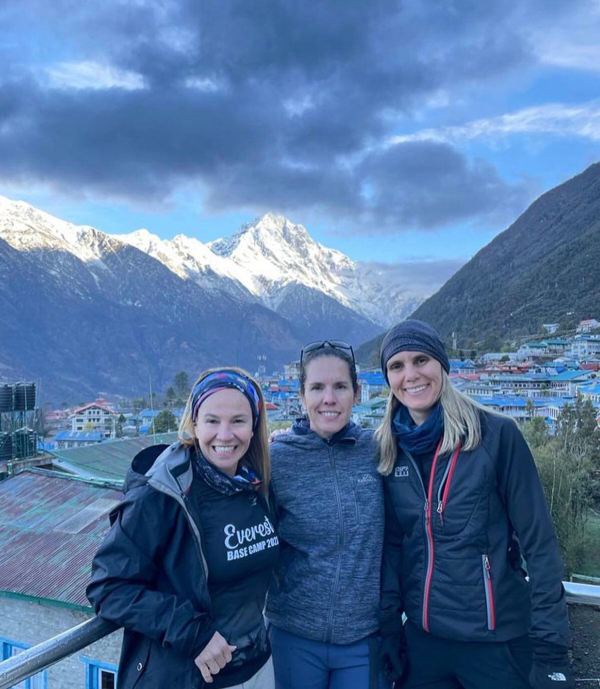 Esta aventura hacia el Everest es más especial para Lorena porque camina junto a su hermana Amanda. En la foto las acompaña la caminante Andrea Alfaro. Foto: Instagram