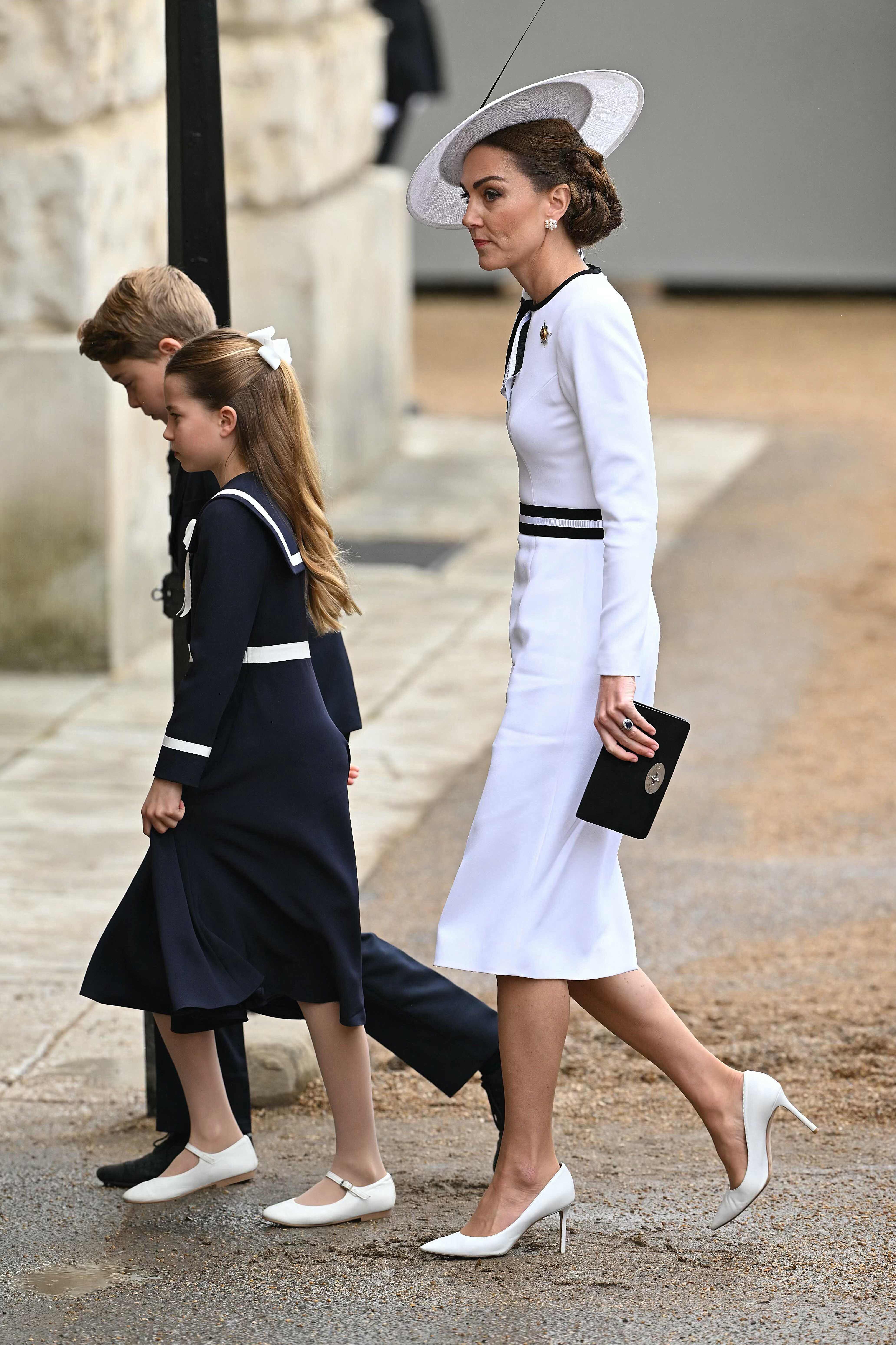 Otra imagen de la llegada de Kate Middleton y sus hijos Carlota y Luis al desfile en honor al rey Carlos III. 