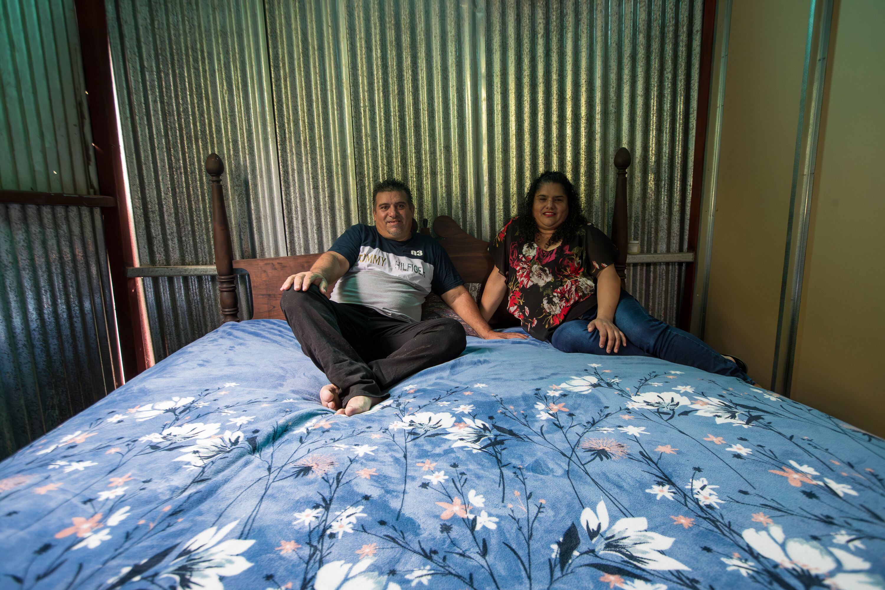 Marvin Delgado y su esposa Digna Matamoros tienen 30 años de casados y hasta hace cinco meses comenzaron a dormir separados.  Él tiene un problema grave de ronquidos que lo aleja físicamente de su esposa por las noches y por el cual se enfrenta a ciertos rechazos.