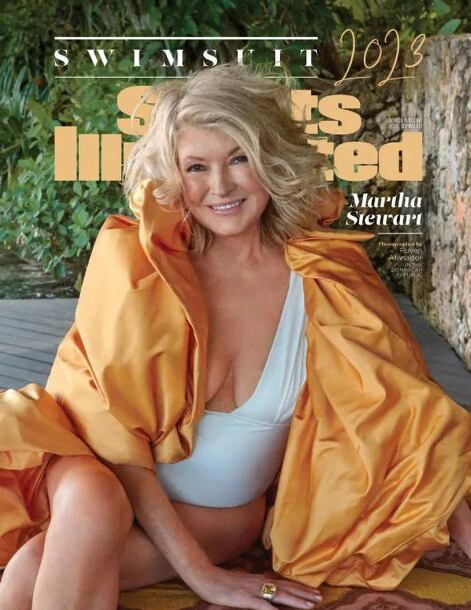 A sus 81 años, Martha Stewart lució un vestido de baño de color blanco en la portada de la revista 'Sports Illustrated Swimsuit'. 