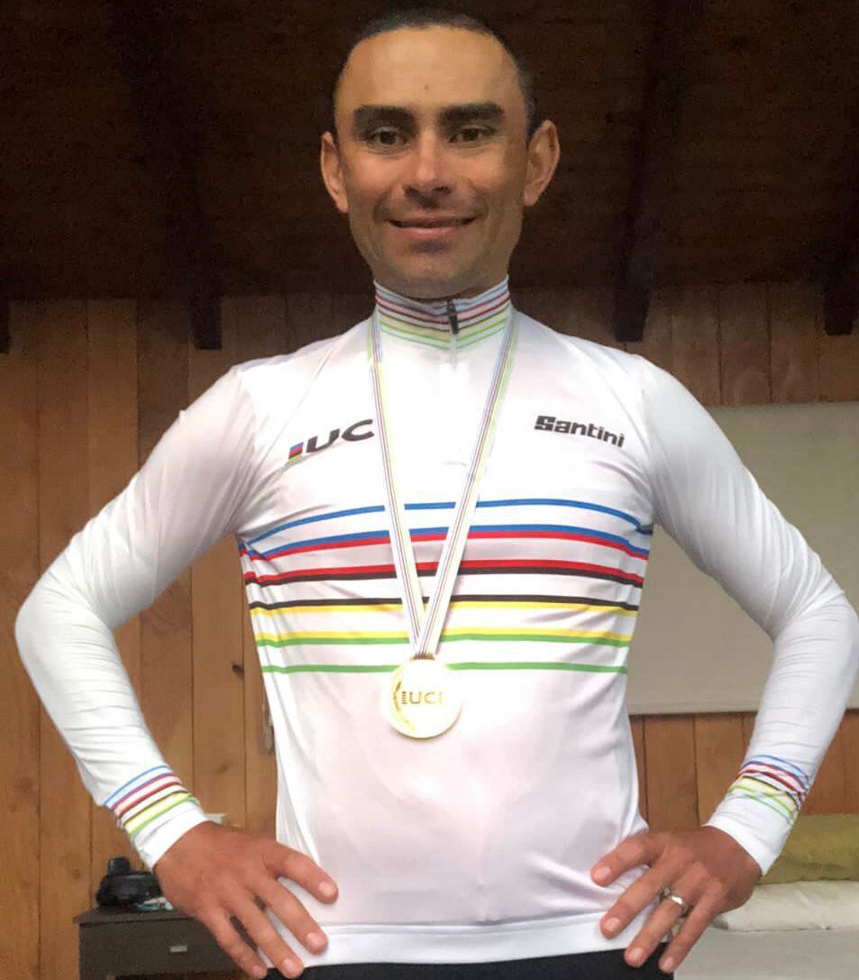 Enrique Artavia Cedeño muestra orgulloso la camiseta y la medalla de oro que le otorgó la Unión Ciclística Internacional (UCI) y lo identifican como campeón mundial master. Cortesía Fecoci