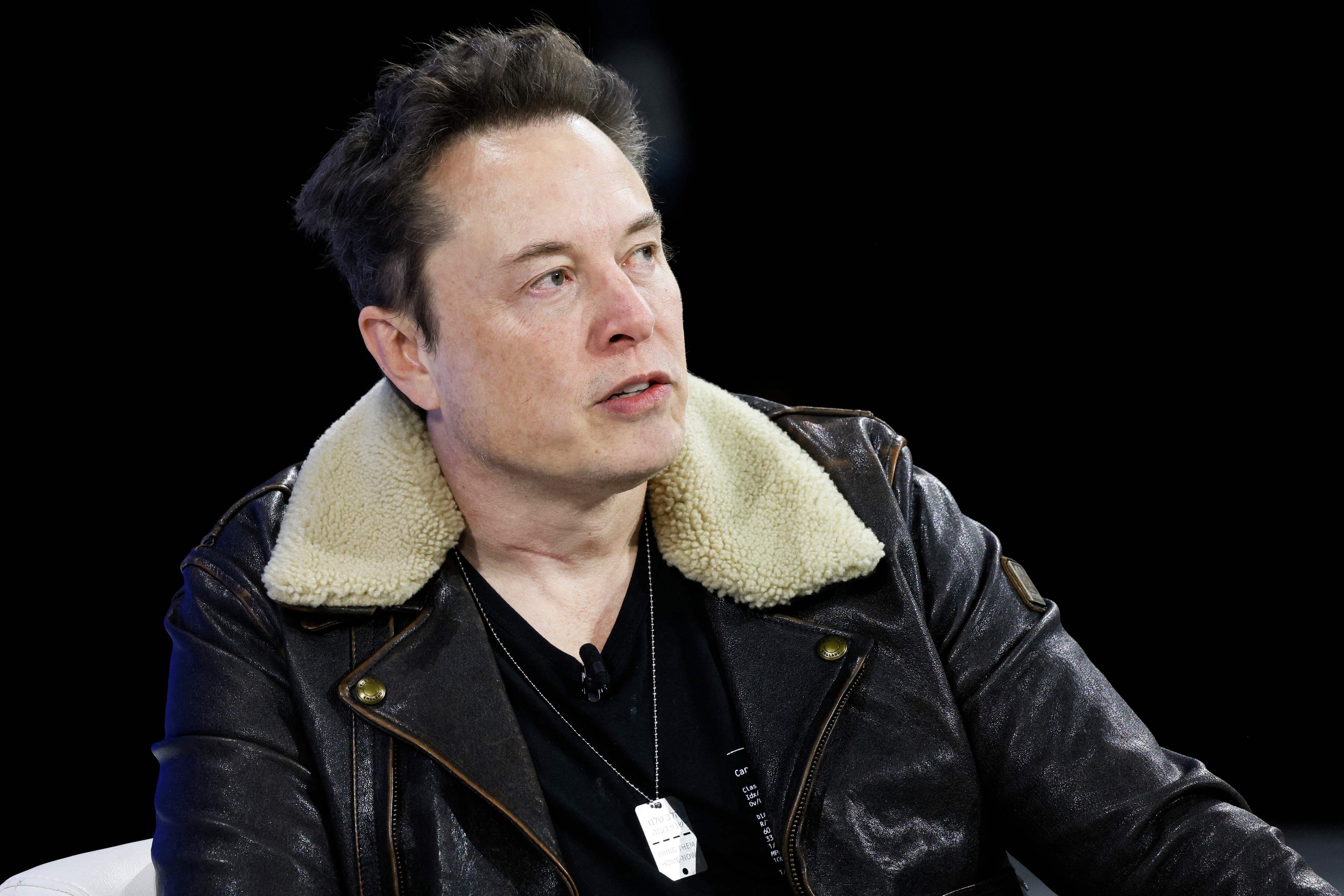 Elon Musk entregó las primeras unidades del 'Cybertruck' al mercado, afirmando que se trata de una 