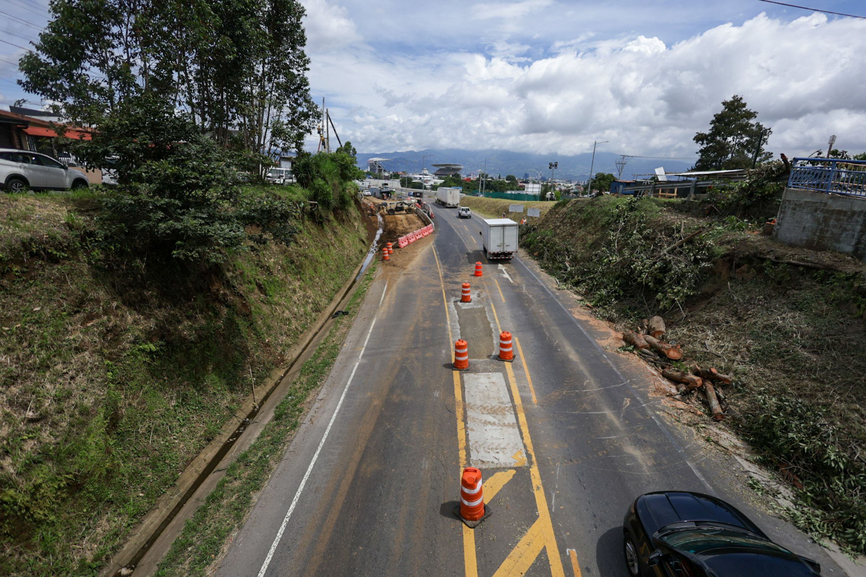 Como parte de esta fase también se realizan labores en los taludes ubicados al norte del puente con el fin de disponer del espacio que se requiere para ampliar la vía.