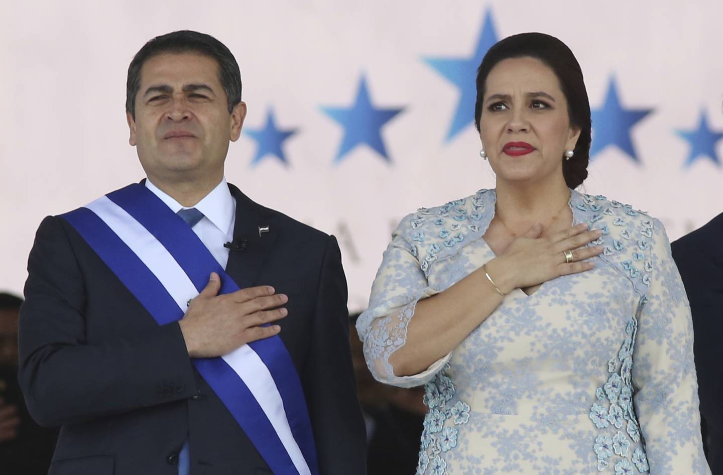 En esta fotografía de archivo del 27 de enero de 2018, el presidente hondureño Juan Orlando Hernández, junto a su esposa Ana García, durante la ceremonia de inauguración presidencial para su segundo mandato en el Estadio Nacional en Tegucigalpa, Honduras.