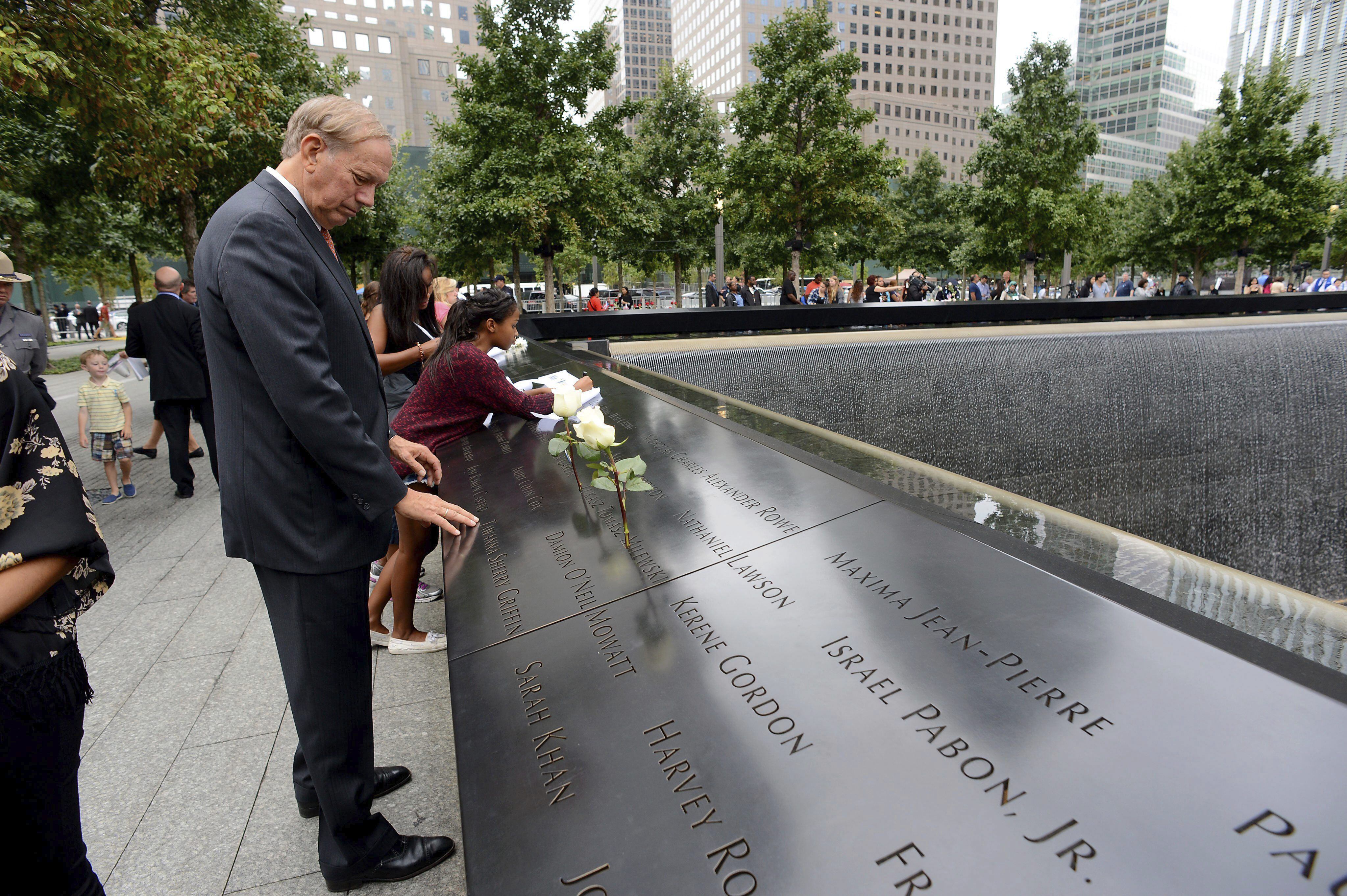 Dos enormes fuentes sirven de memorial en el sitio donde estuvieron las torres gemelas, en Nueva York. AFP.