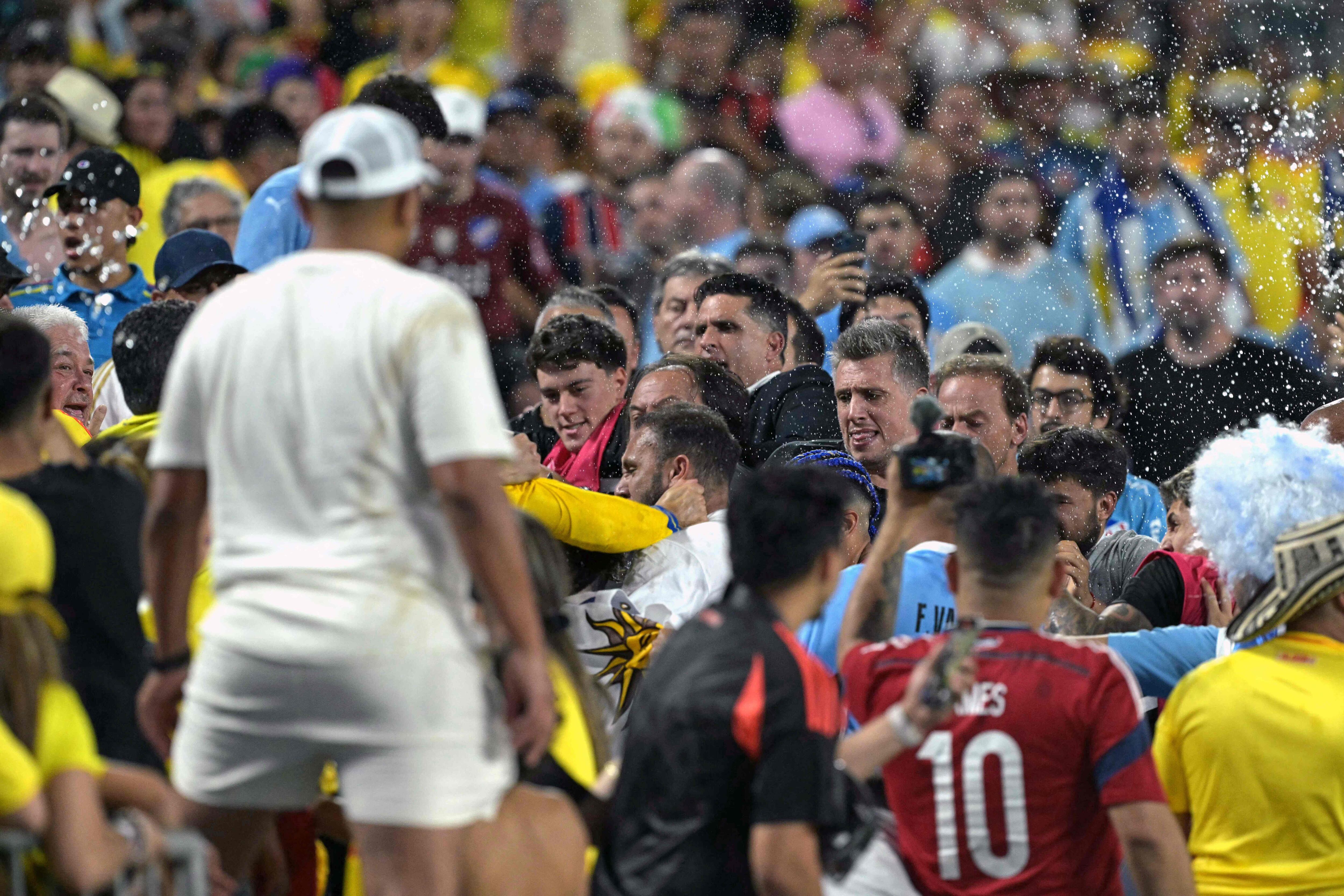 Aficionados colombianos y uruguayos tuvieron una pelea al final del juego en que los cafeteros ganaron 1-0, en la semifinal de la Copa América.