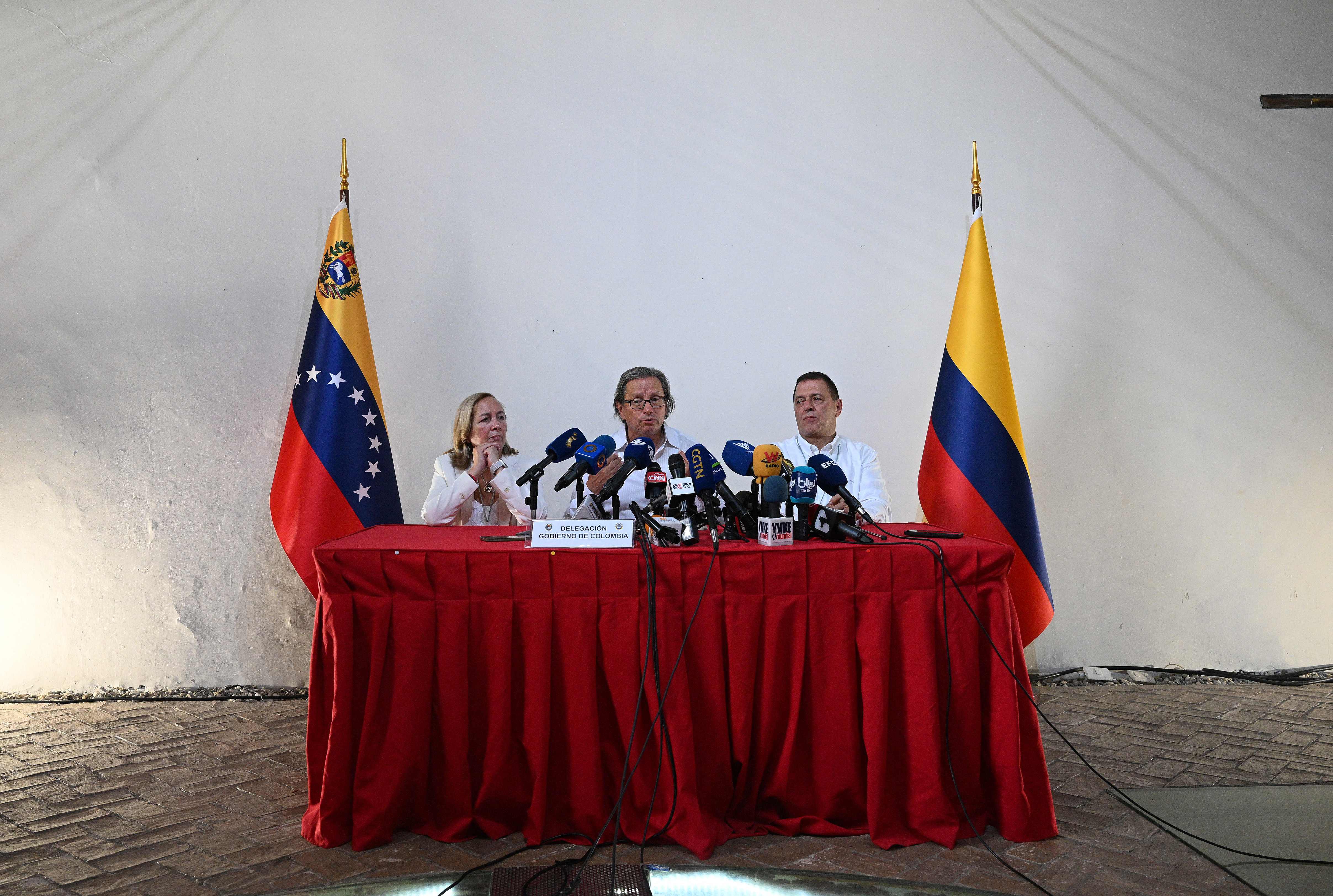 Representantes de las FARC y del gobierno colombiano firman el acuerdo histórico en Caracas.