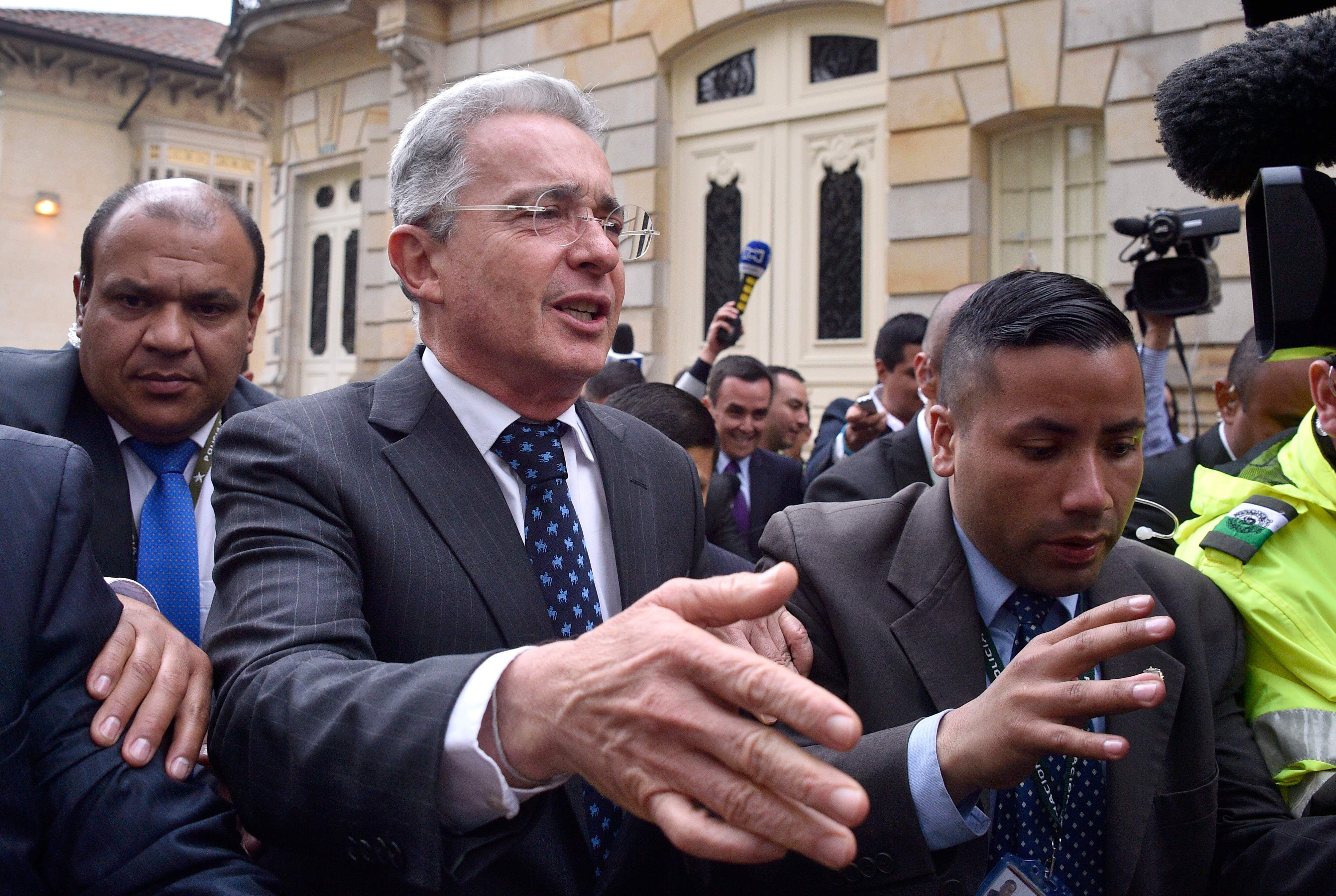 Fiscalía de Colombia acusa a expresidente Álvaro Uribe de soborno y fraude