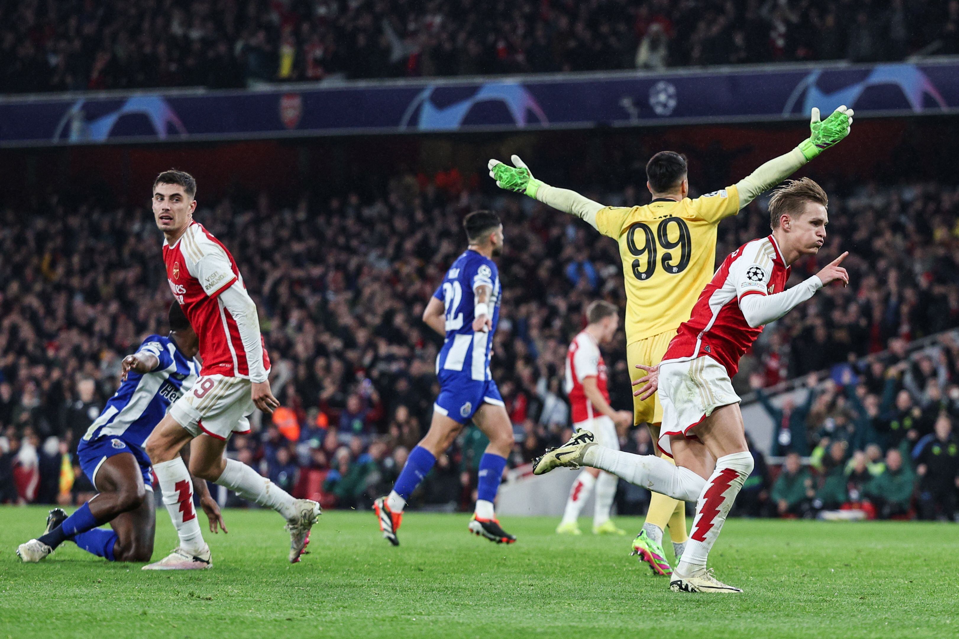 Martin Odegaard celebra el gol de  su equipo que derrotó 1-0 al Porto. La serie se empató y se definió en lanzamientos desde el punto de penal que favoreció al Arsenal.
