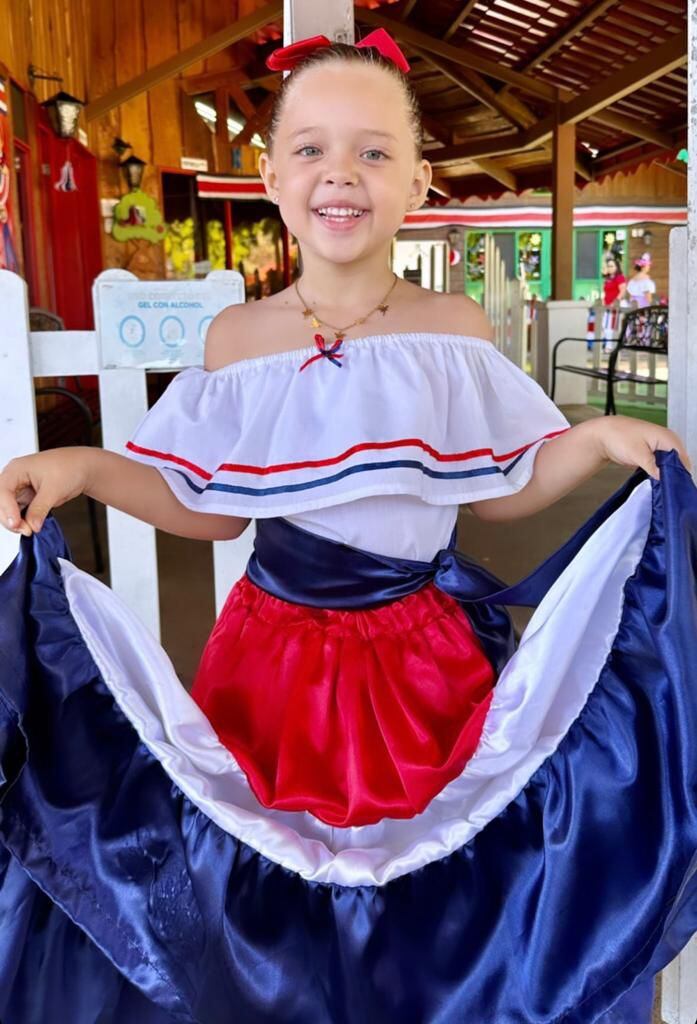 Ericka Morera compartió en redes sociales una imagen de Zoé, su hija con Mauricio Hoffmann. La pequeña lució su traje típico muy emocionada.