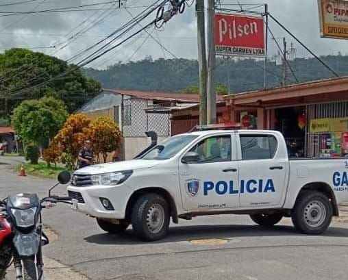 Un hombre fue asesinado frente a un supermercado y una escuela en Turrialba. Foto: Suministrada. Keyna Calderón. 