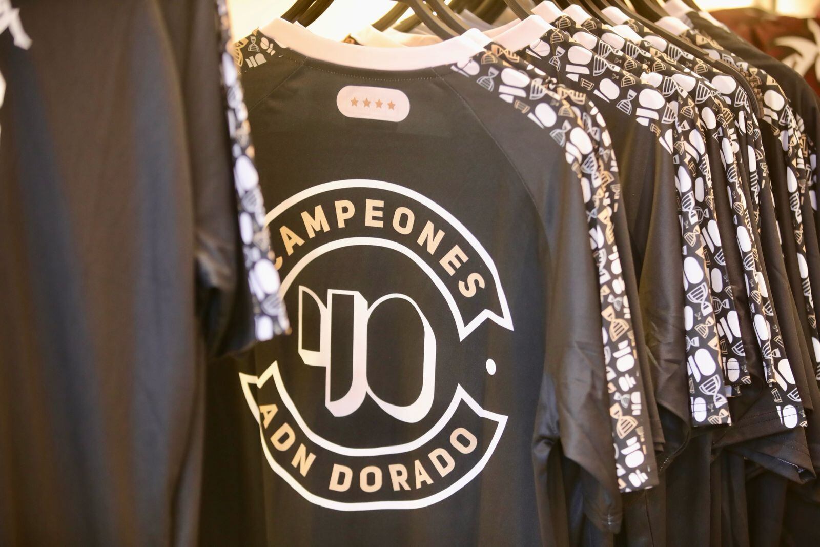 Estas son las camisetas que Saprissa sacó a la venta por la obtención del tetracampeonato. (Alonso Tenorio).