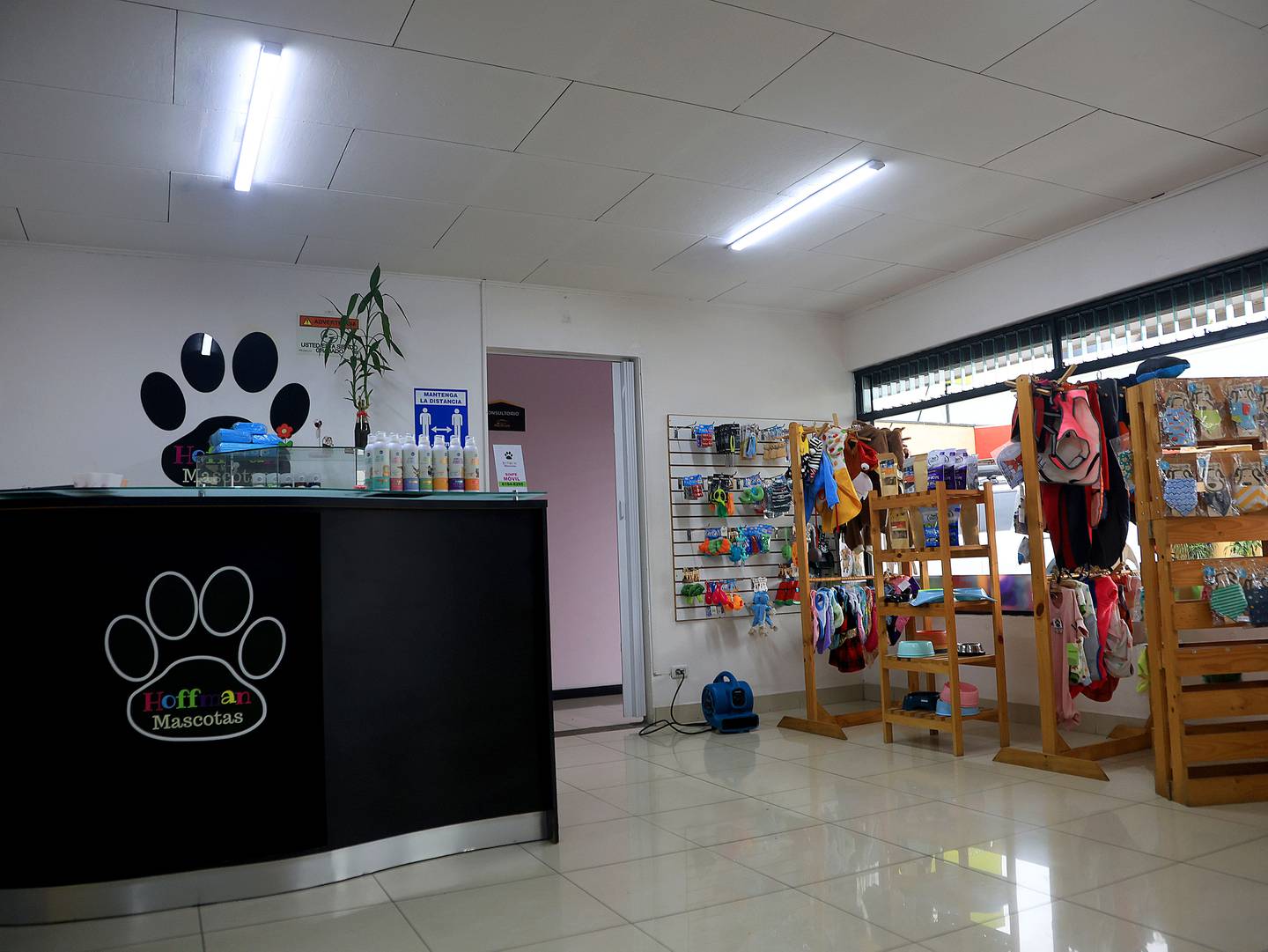 05/07/2024     San Pedro. Hoffman Mascotas, veterinaria con expertos en venta de cachorros, ofrece servicio de farmacia, adiestramiento, hotel y accesorios para mascotas. Foto: Rafael Pacheco Granados