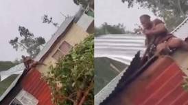 Mujer se aferró al techo de su casa durante paso del huracán Beryl en Jamaica