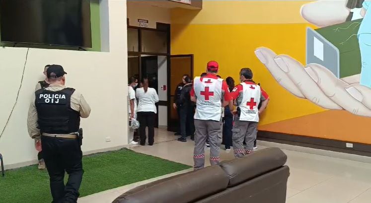 Equipos del OIJ allanaron el albergue de la Fundación Manos Abiertas, en Desamparados de Alajuela, este 5 de marzo. Hubo apoyo de otras instituciones.