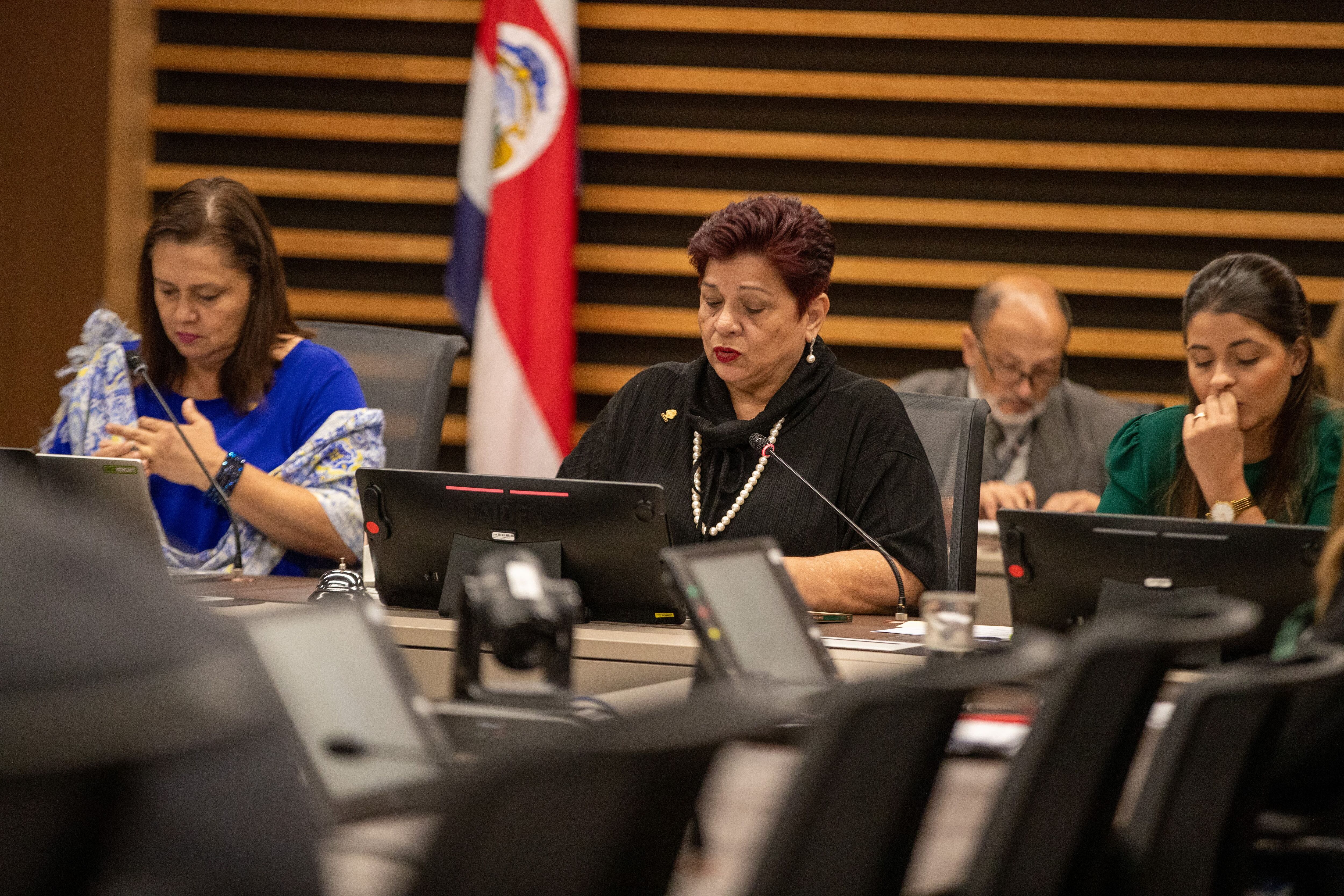 Las diputadas Vanessa Castro (izquierda) y Dinorah Barquero (centro) fueron, respectivamente, secretaria y presidenta de la comisión que investigó el financiamiento de la campaña electoral del 2022.