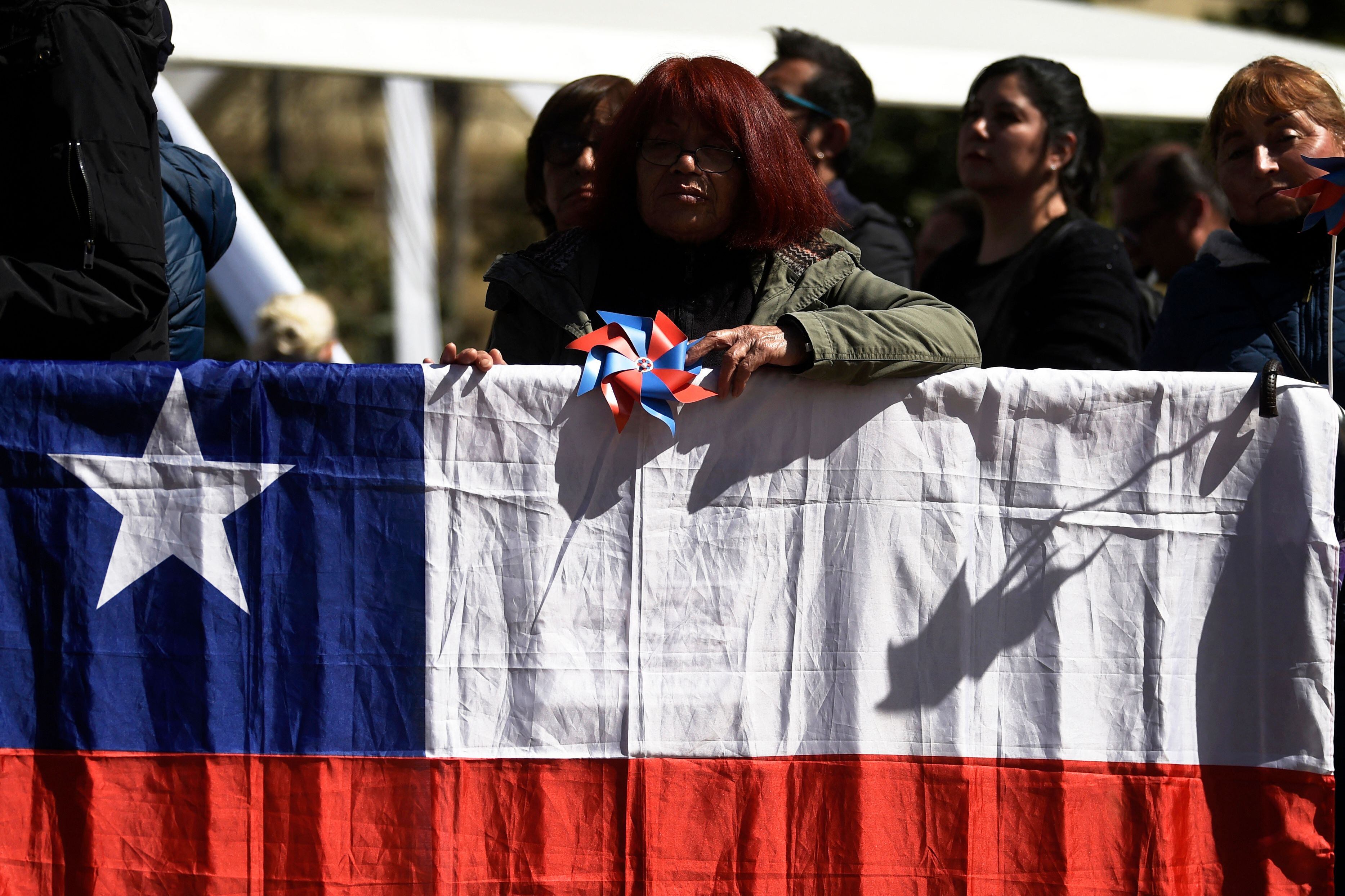 La nueva propuesta de Constitución introduce una norma que requiere la expulsión “en el menor tiempo posible” de extranjeros que ingresen a Chile, donde se calcula que en la última década 1,7 millones de migrantes ingresaron a ese país.