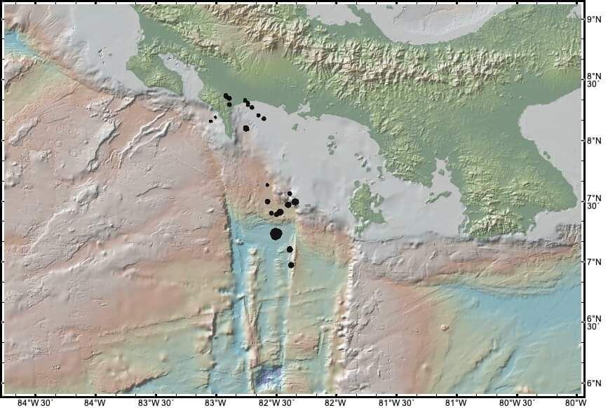 Alrededor de 15 réplicas se registraron luego del temblor de magnitud 6,8. El tamaño de los círculos indica la magnitud de cada una.