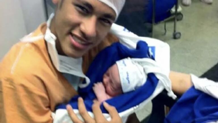Neymar Jr. y su hijo David Lucca, el 24 de agosto del 2011. 