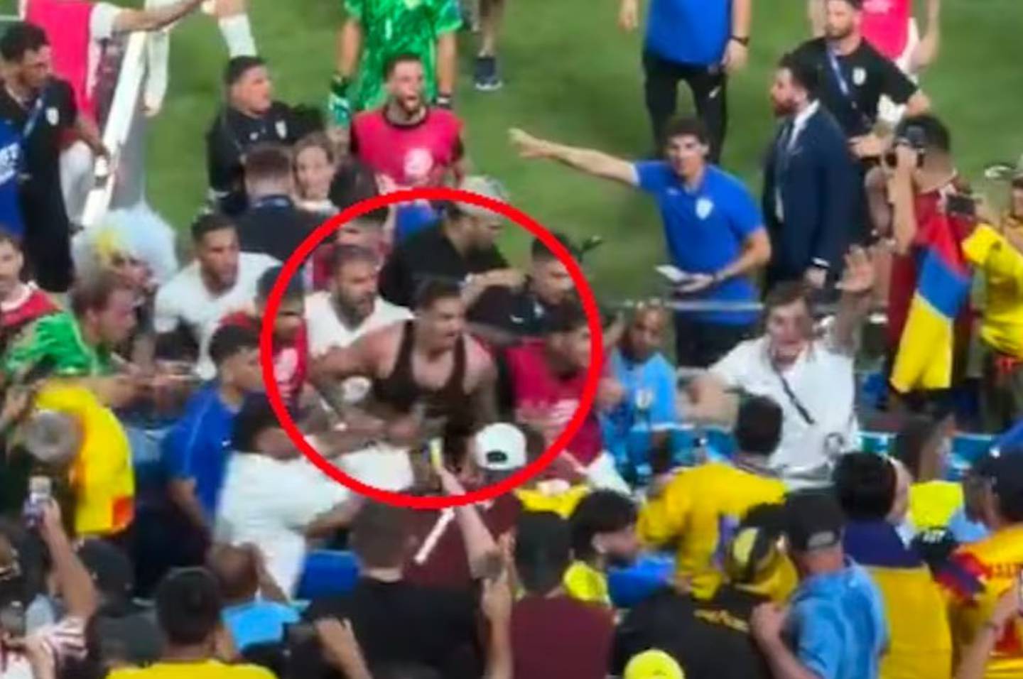 Violencia tras el partido entre Colombia y Uruguay: jugadores uruguayos se enfrentan con hinchas colombianos.