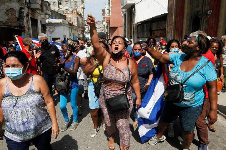 Una mujer eleva su puño en una de las manifestaciones que se dieron en el 2021, en Cuba, la cual quedó registrada para el filme 'Dos Patrias'. Foto: Cortesía de la producción