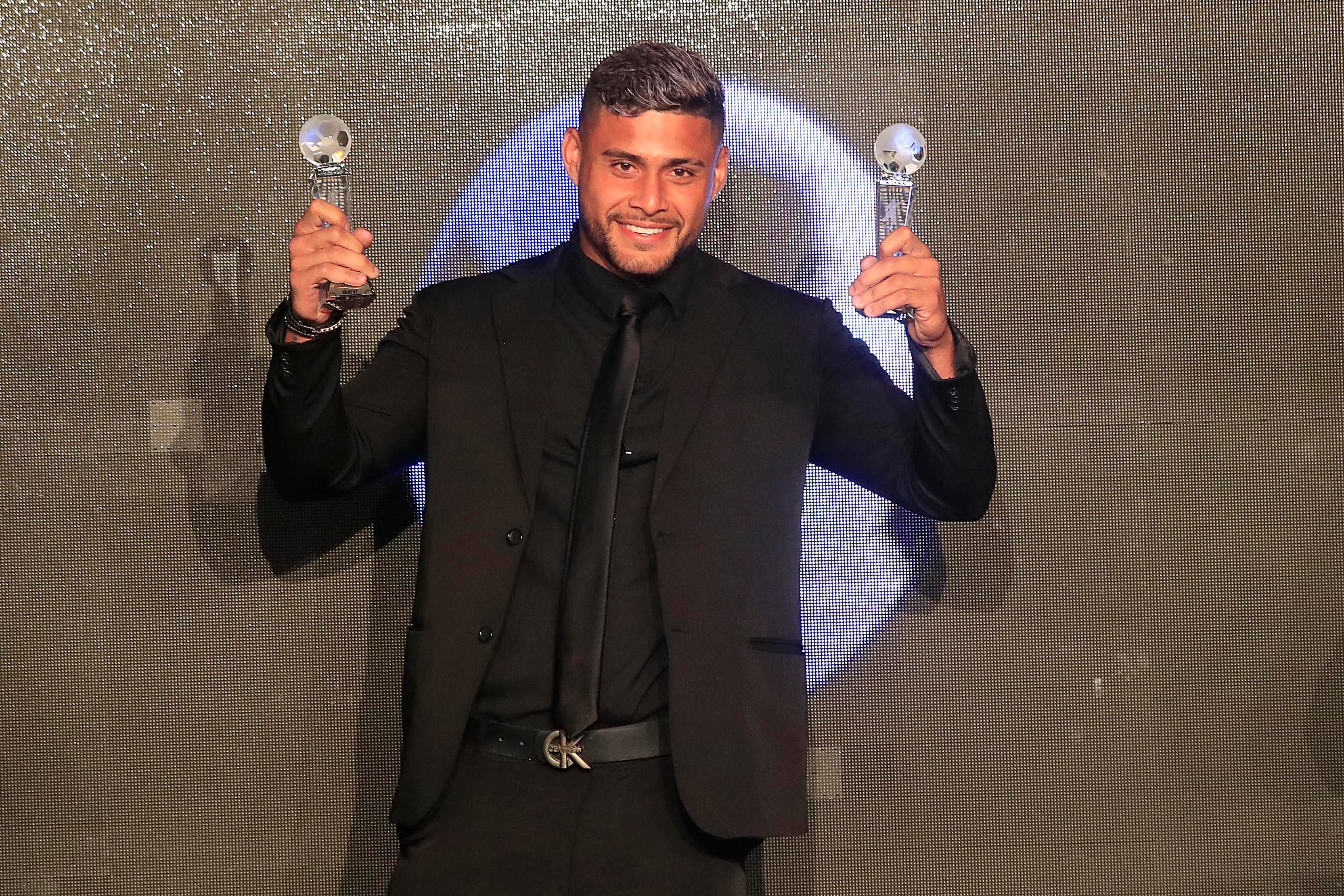 Kevin Chamorro mostró con orgullo los premios a mejor portero del Apertura 2022 y Clausura 2023. El arquero de Saprissa no escondió su felicidad, en la gala de Unafut.