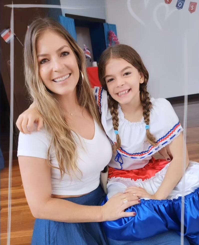 La expresentadora Viviana Calderón compartió una fotografía con su hija Giuliana, quien el jueves 14 de setiembre usó su traje típico. 