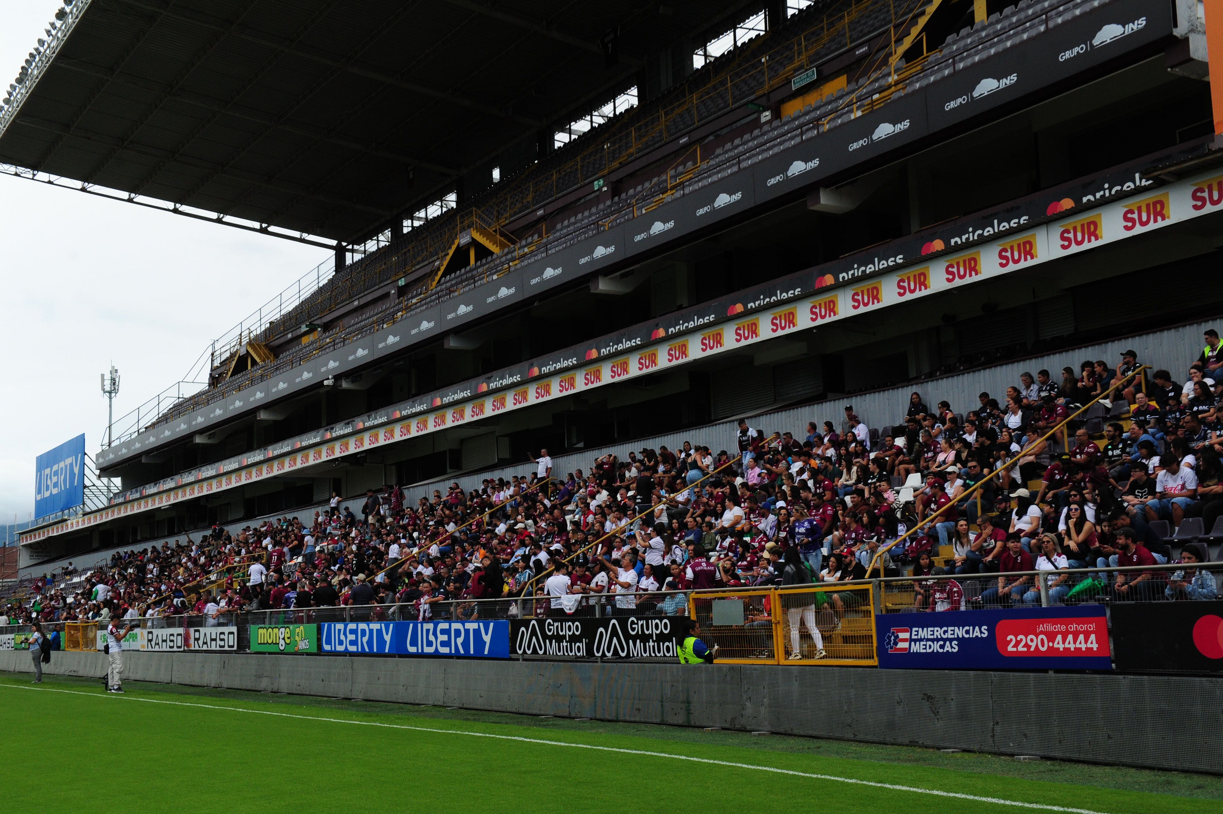 El sector de platea, en la gradería este del Estadio Ricardo Saprissa, estaba prácticamente lleno.