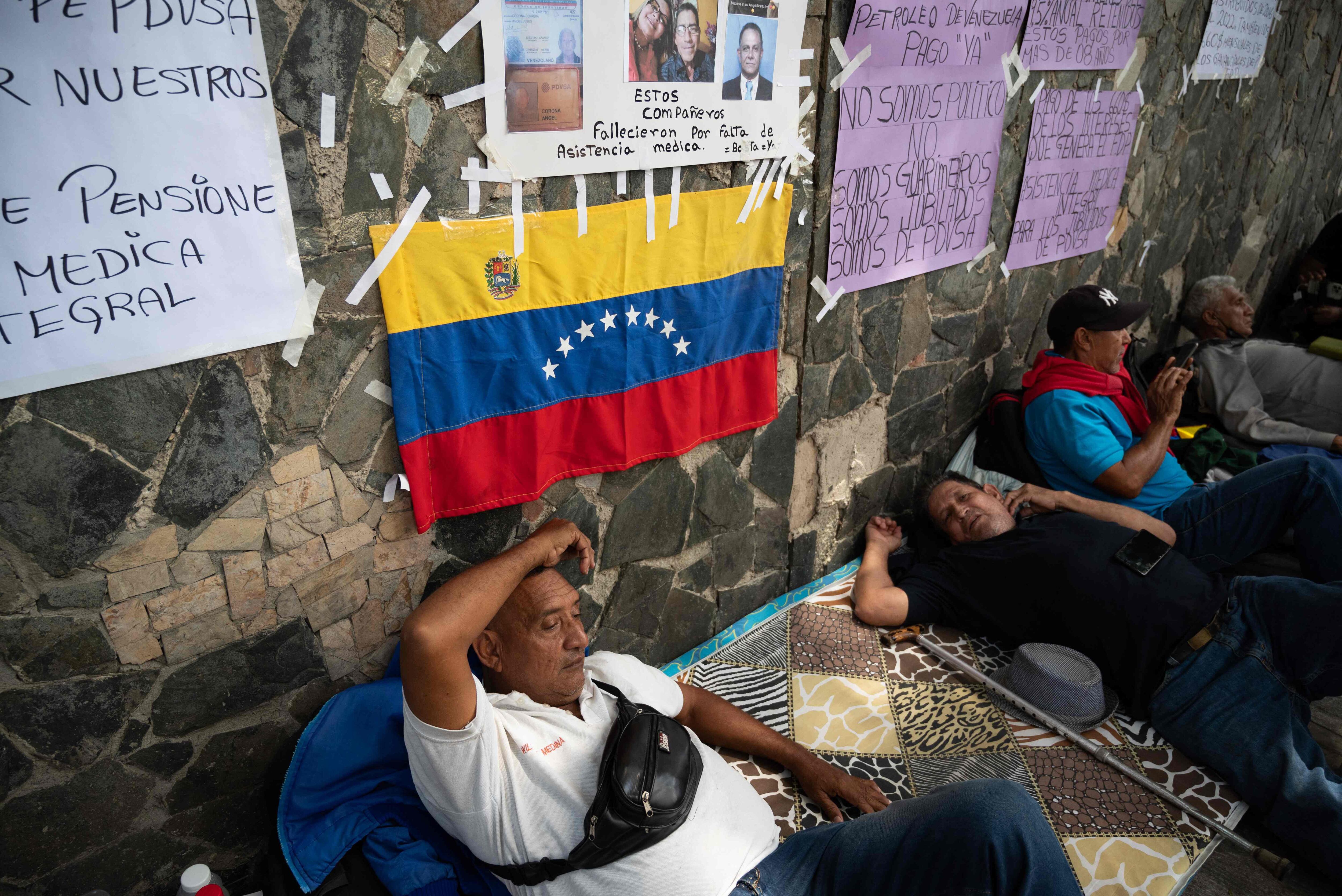 Trabajadores jubilados del sector petrolero realizan huelga de hambre en la calle frente a las instalaciones de la empresa PDVSA, exigiendo el pago de pensiones y ganancias no distribuidas desde 2016, en Caracas, el 13 de setiembre. Fotografía: