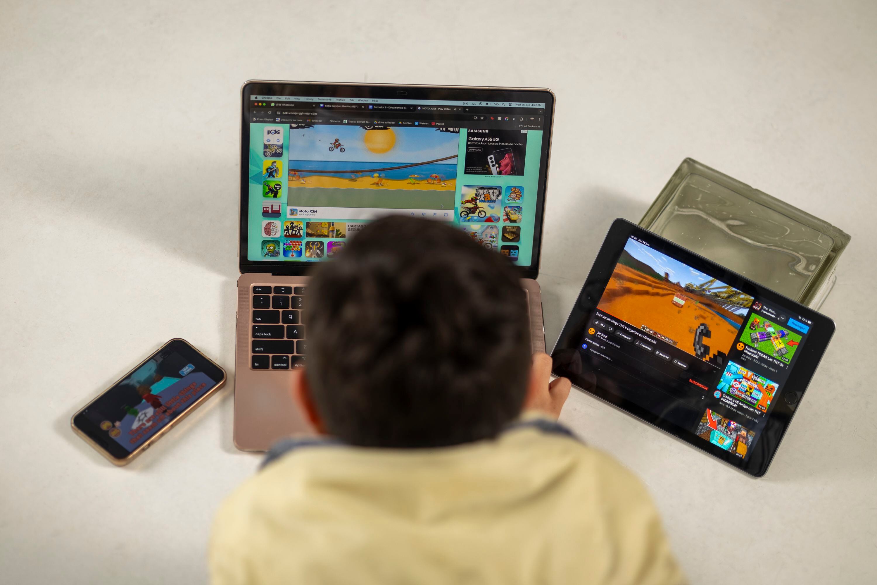 El uso que los niños le dan a las pantallas depende de su personalidad. Algunos utilizan los teléfonos para videojuegos, mientras que otros lo hacen para conectarse en línea con sus amigos.