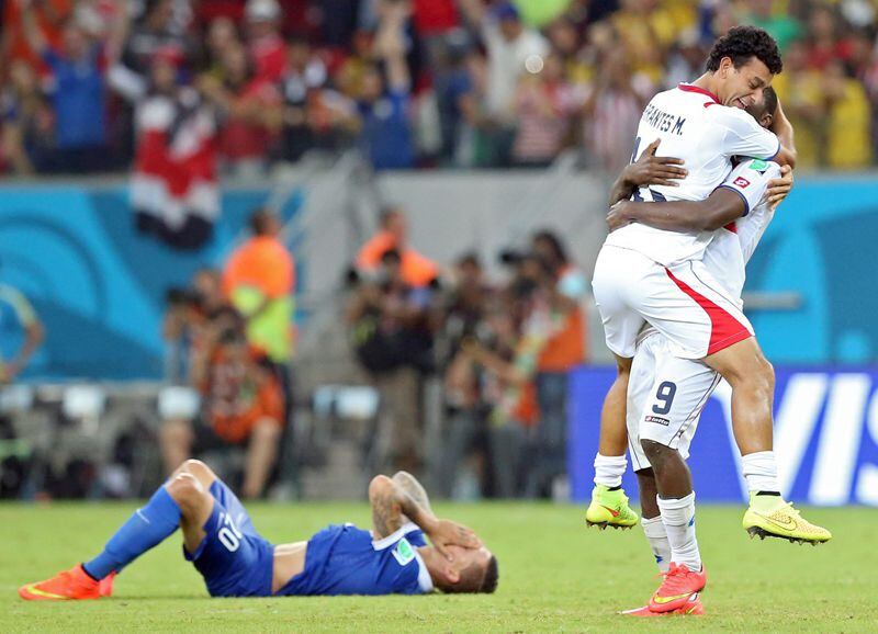 Después de la tensión de los tiros de penal del partido entre Costa Rica y Grecia en Brasil 2014, los jugadores nacionales gozaron de la gloria de la victoria mientras los griegos sufrieron la eliminación.