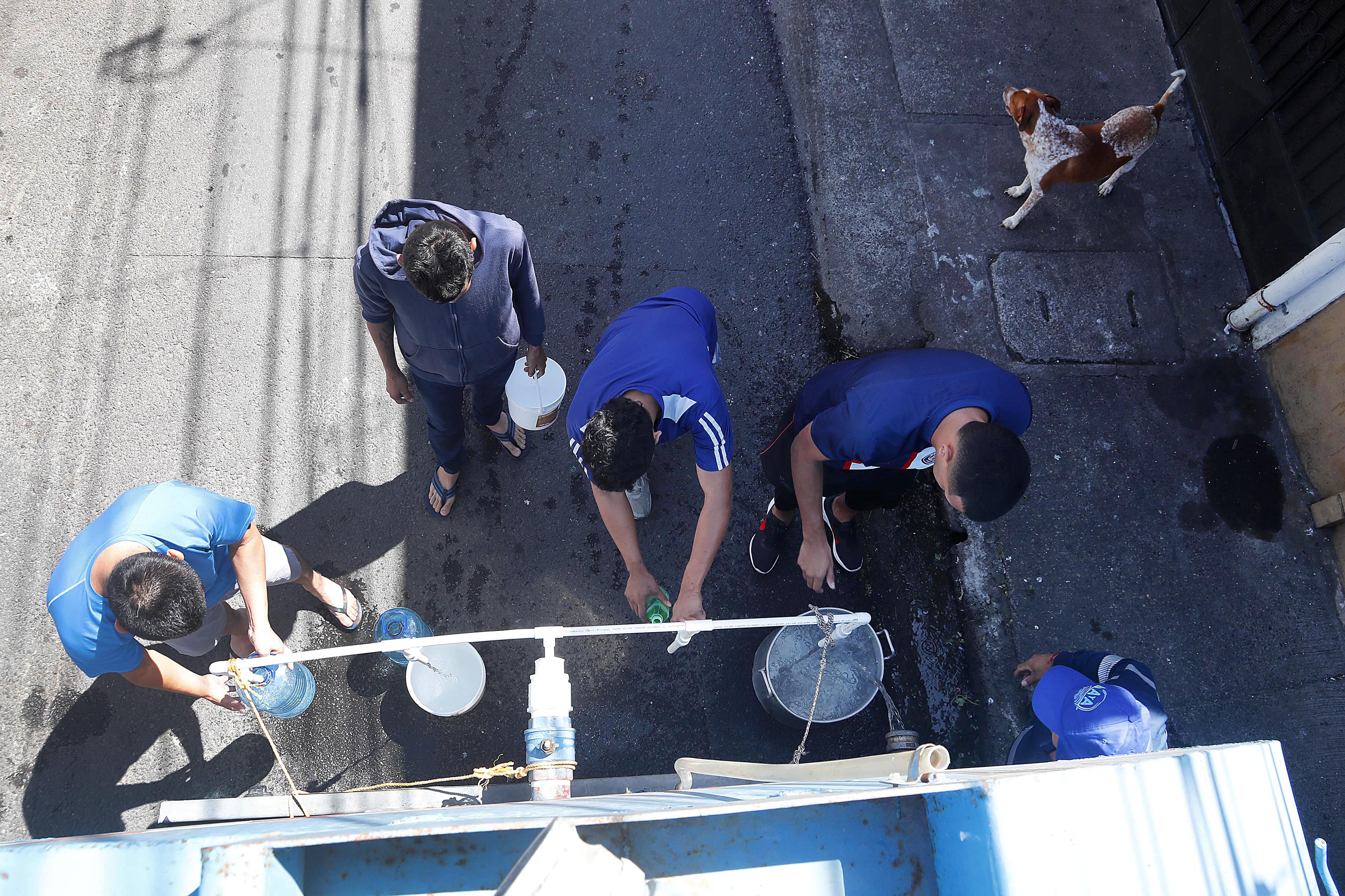 Según las denuncias que ha recibido la Defensoría, ni siquiera el abastecimiento con cisternas ha sido suficiente para atender a los vecinos de Alajuelita, que enfrentan cortes de agua a diario. 