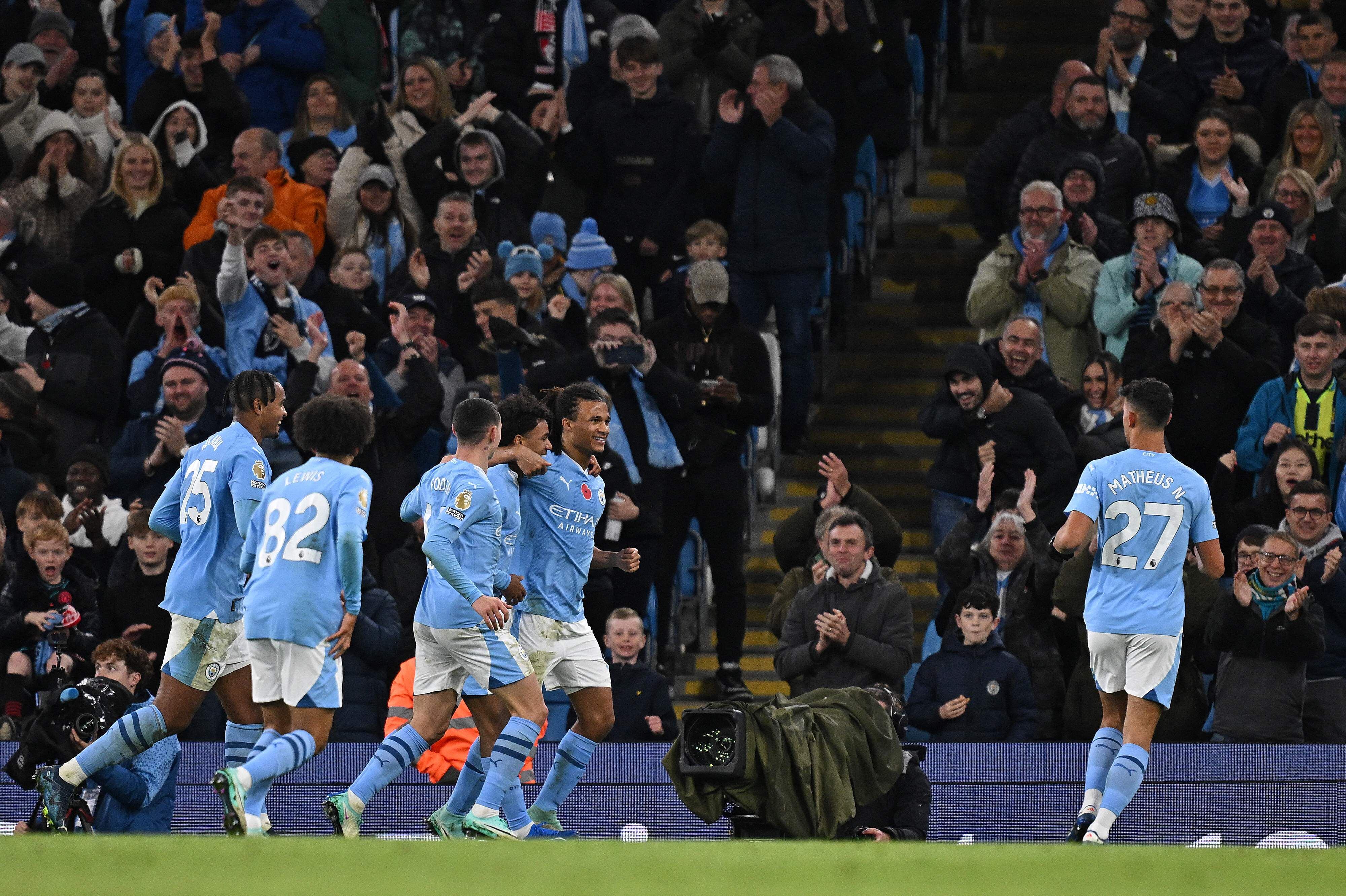 Arsenal quebra enguiço, bate Manchester City e é co-líder em