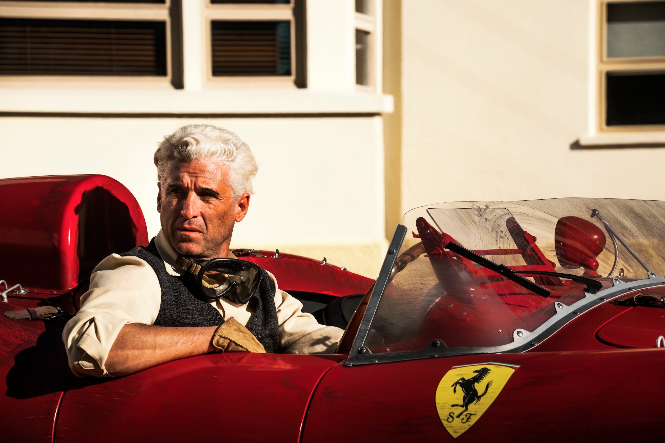 Patrick Dempsey interpreta al piloto italiano Piero Taruffi, apodado el zorro plateado, en la cinta 'Ferrari'. En la fotografía se le ve con uno de los visores fabricados por Coto. Foto: El Tiempo Colombia