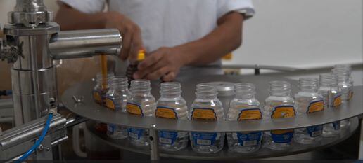 Para este año las importaciones de miel por parte de la empresa Manza Té se incrementarán debido a la disminución en la oferta nacional, abasteciéndose de 60% de producto extranjero. La firma comercializa el producto desde el año 2000. Foto: Cortesía