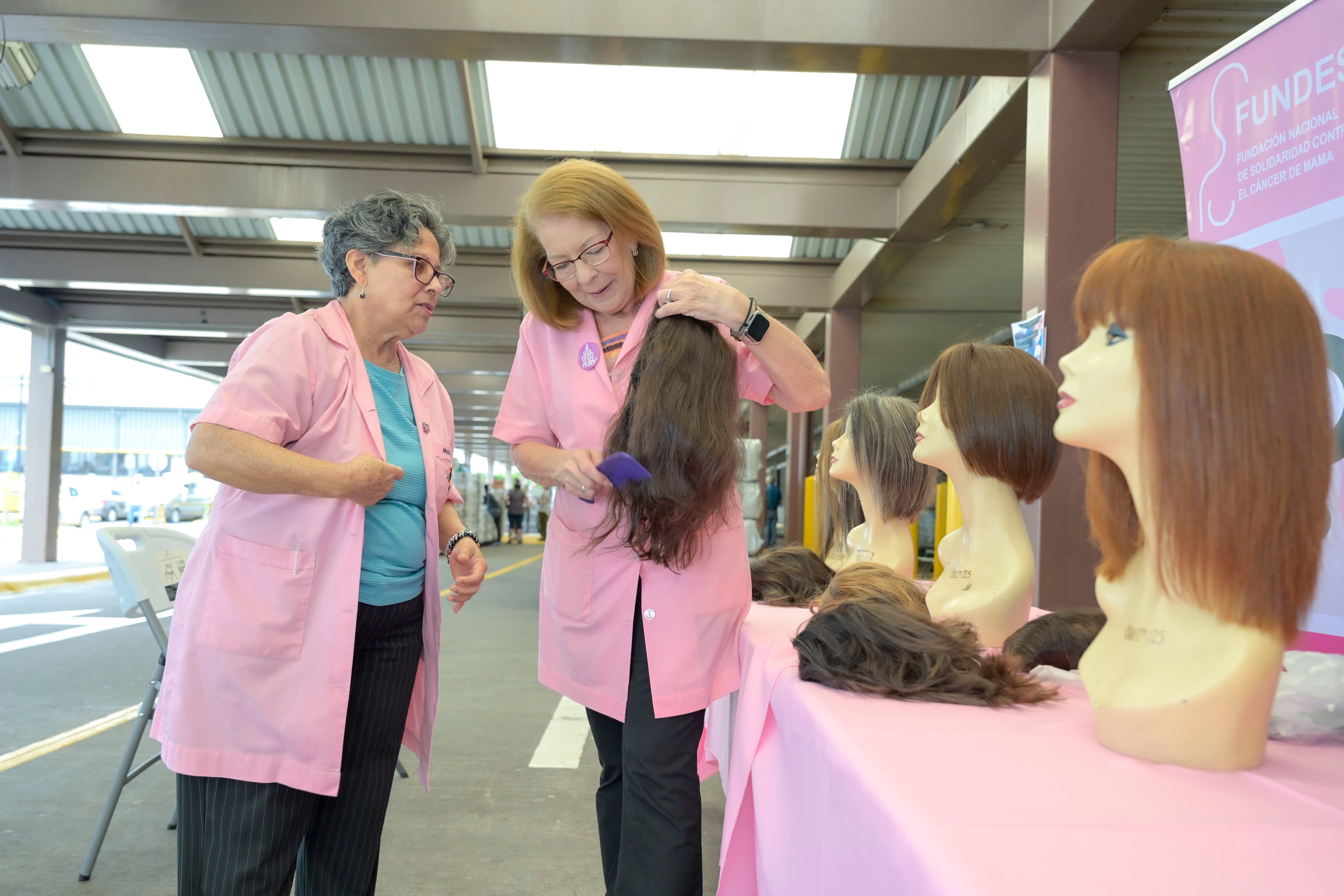 Desde hace 10 años la compañía lleva a cabo la campaña “Modo Rosa”, que se realiza durante el mes de octubre en todas las tiendas Walmart y que invita a las clientas a donar su cabello, con el fin de confeccionar las pelucas para luego ser donadas.