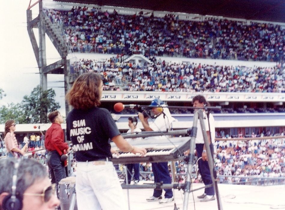 Gracias al éxito que tuvieron durante su trayectoria, el grupo Arena tuvo la oportunidad de abrir conciertos de Air Supply y Enanitos Verdes en los años 1989 y 1990, respectivamente.