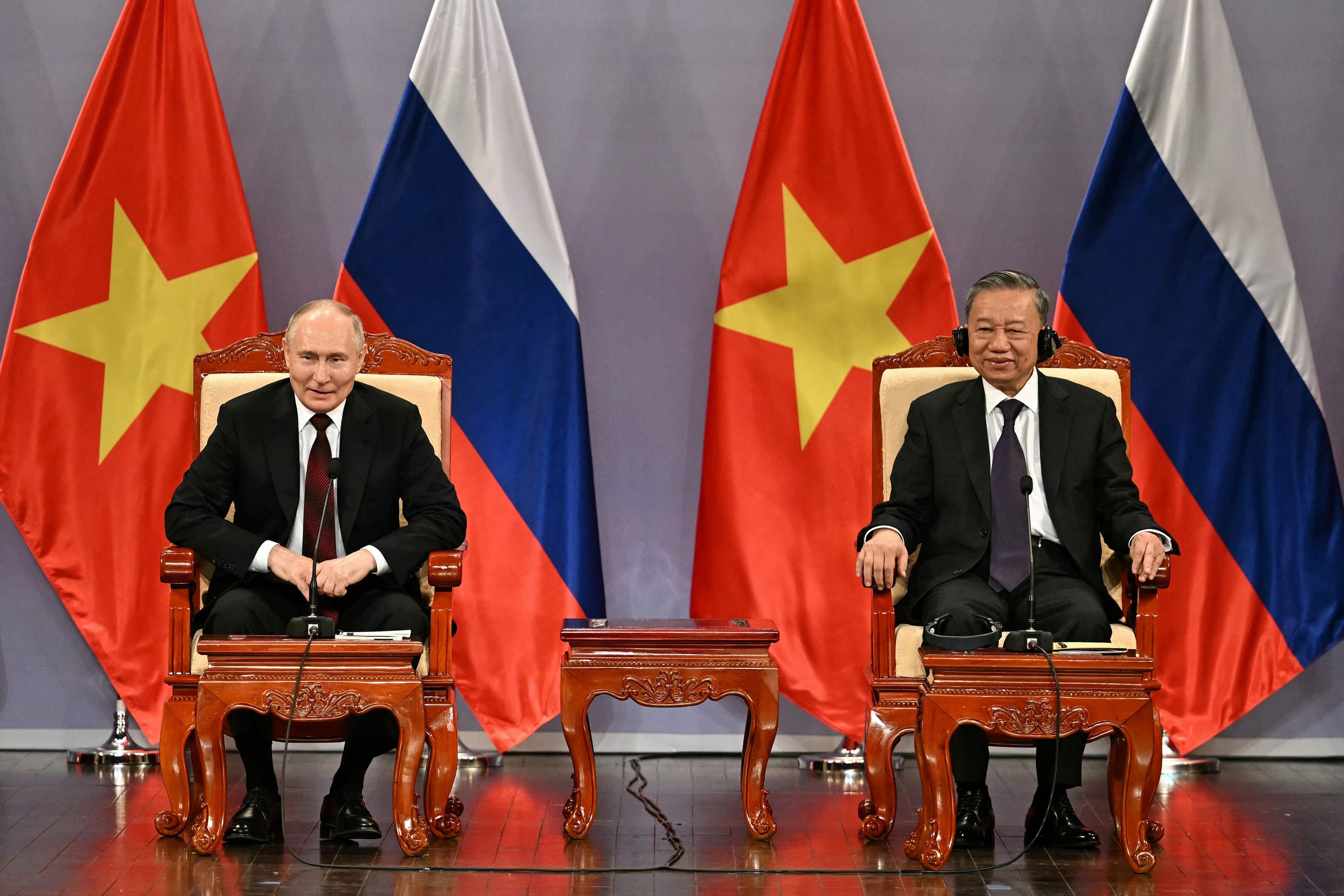El presidente de Rusia, Vladimir Putin (izq), y el presidente de Vietnam, To Lam (der), participan en un evento al que asistieron la Asociación de Amistad de Vietnam y generaciones de exalumnos vietnamitas que estudiaron en Rusia en la Ópera de Hanoi, en Hanoi, el 20 de junio de 2024. (Foto por Manan VATSYAYANA / AFP)