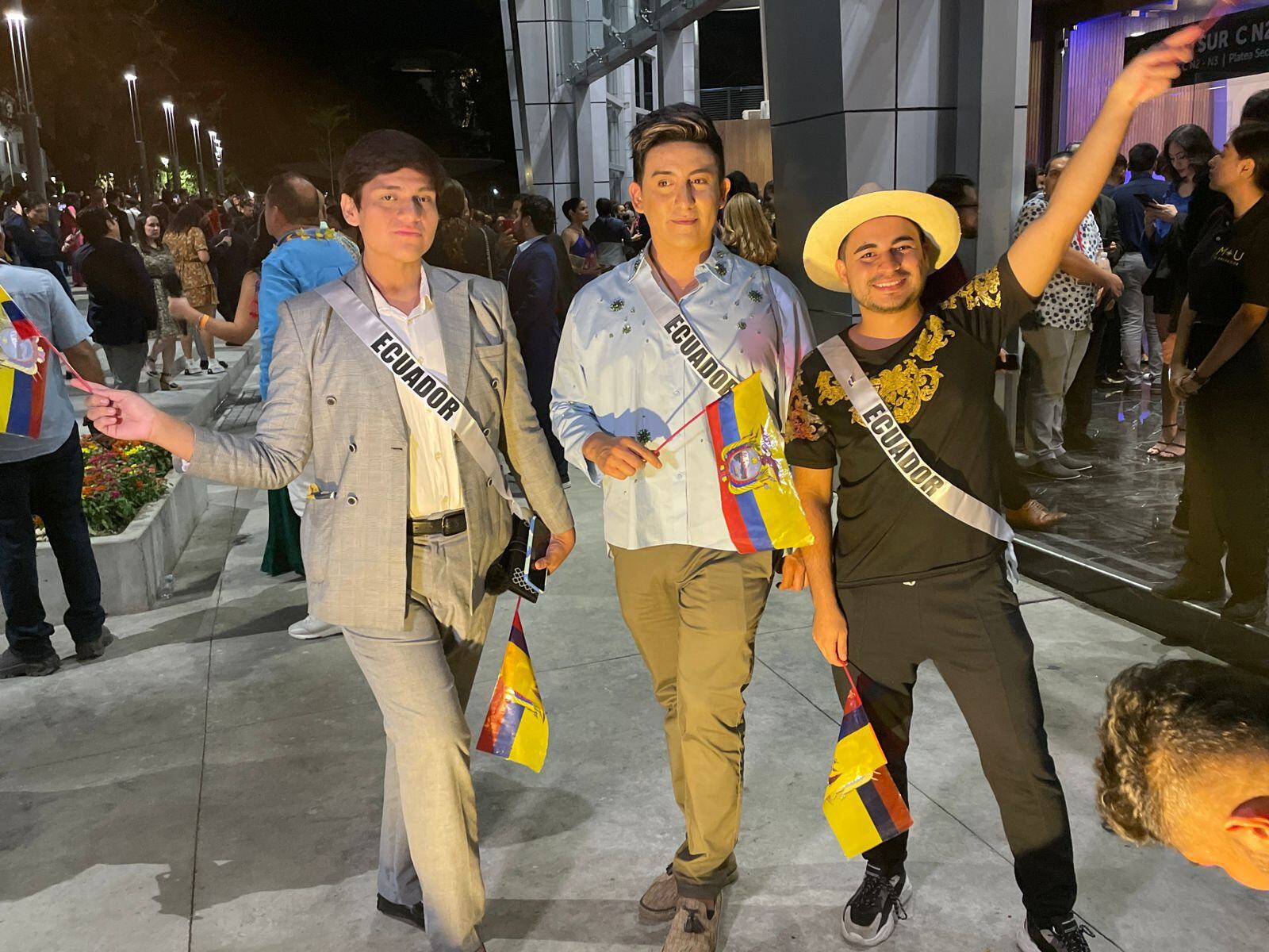 Fans ecuatorianos llegaron a El Salvador para apoyar a la representante de su país.