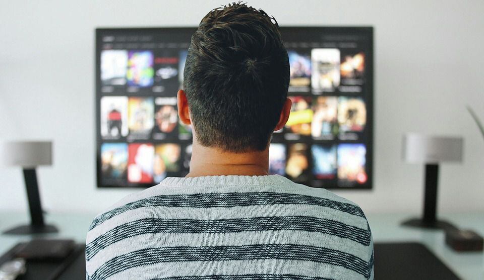 Los contenidos por YouTube, Netflix y TikTok superarán, durante este año, el consumo de televisión entre los adultos en Estados Unidos.