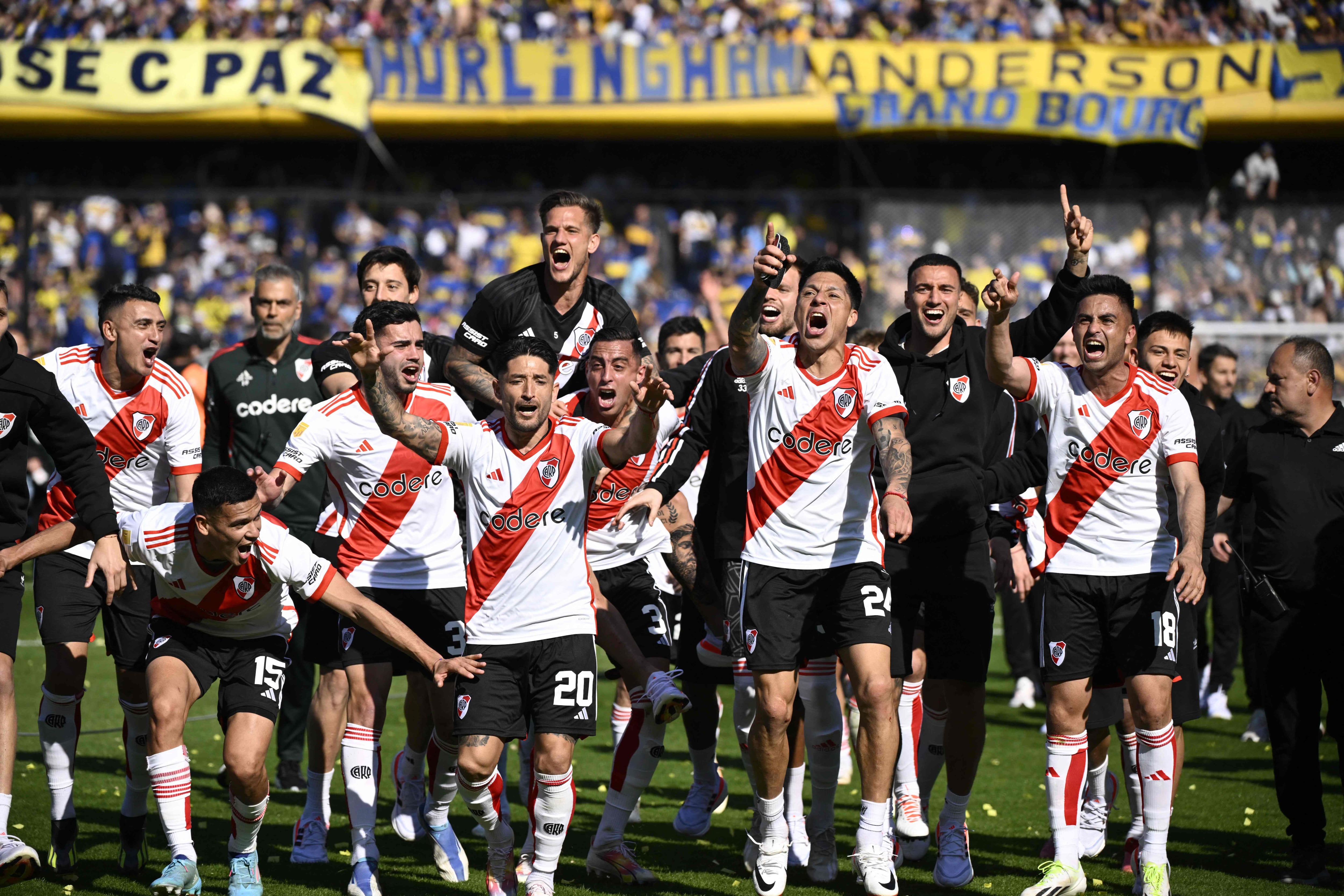 Los jugadores de River Plate celebran eufóricos el triunfo como visitantes frente a sus archirrivales del Boca Juniors.