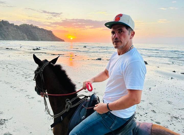 La fotografía que subió John Leguizamo en una playa en Costa Rica fue publicada el lunes 1. ° de enero.