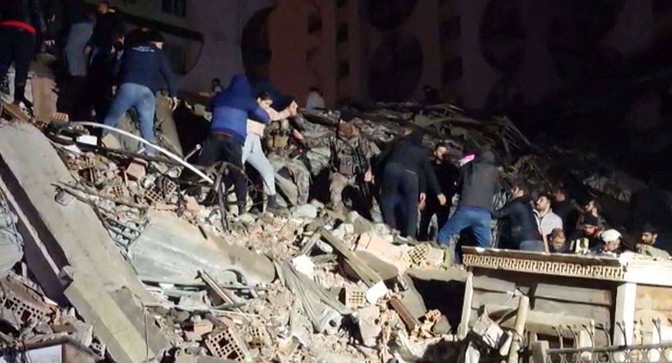 Rescatistas buscan víctimas de un terremoto de magnitud 7,8 que sacudió Diyarbakir, en el sureste de Turquía, derribando edificios en varias ciudades y causando daños en la vecina Siria. Foto: AFP 